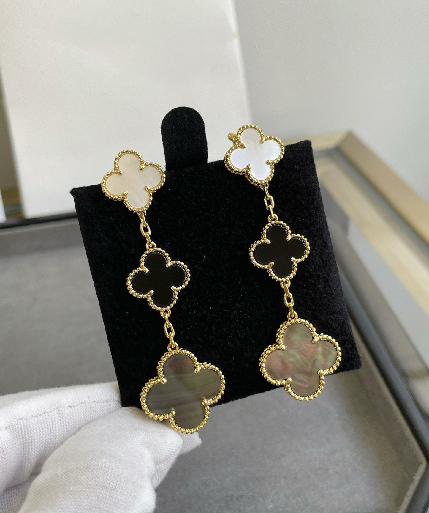 [Love's Uplift]CLOVER 3 MOTIF MOP ONYX DARK MOP PINK GOLD EARRINGS