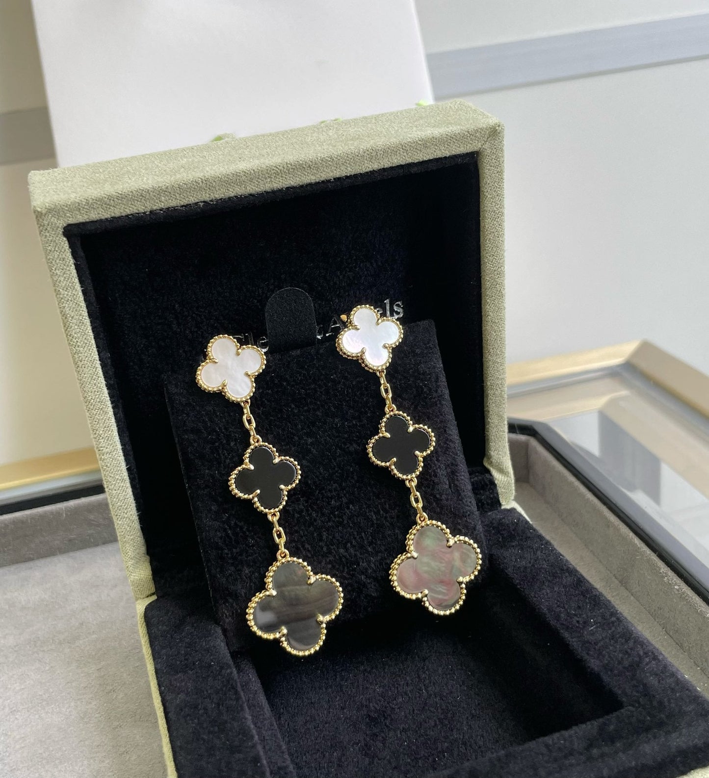 [Love's Uplift]CLOVER 3 MOTIF MOP ONYX DARK MOP PINK GOLD EARRINGS