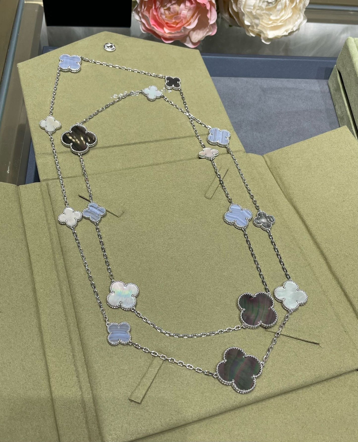 [Love's Uplift]CLOVER 16 MOTIF CHALCEDONY MOP SILVER NECKLACE