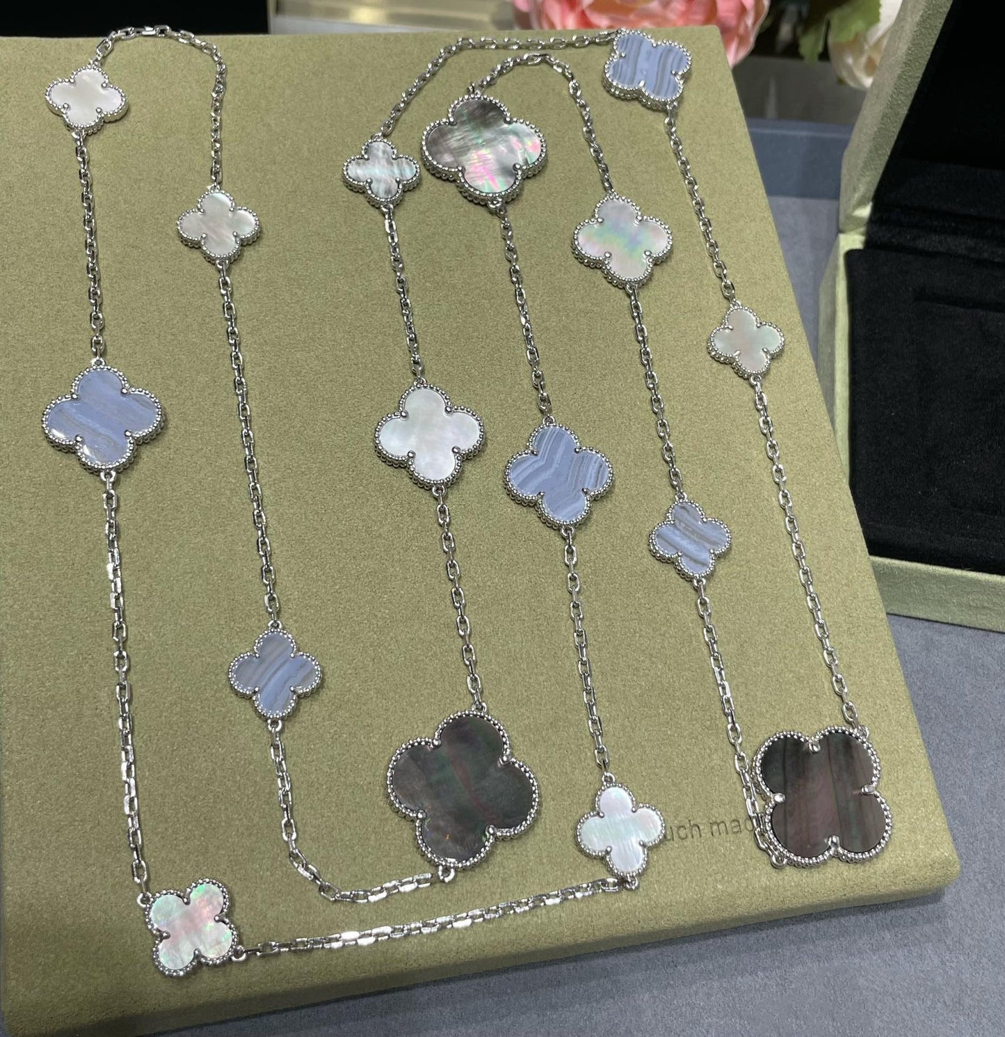[Love's Uplift]CLOVER 16 MOTIF CHALCEDONY MOP SILVER NECKLACE