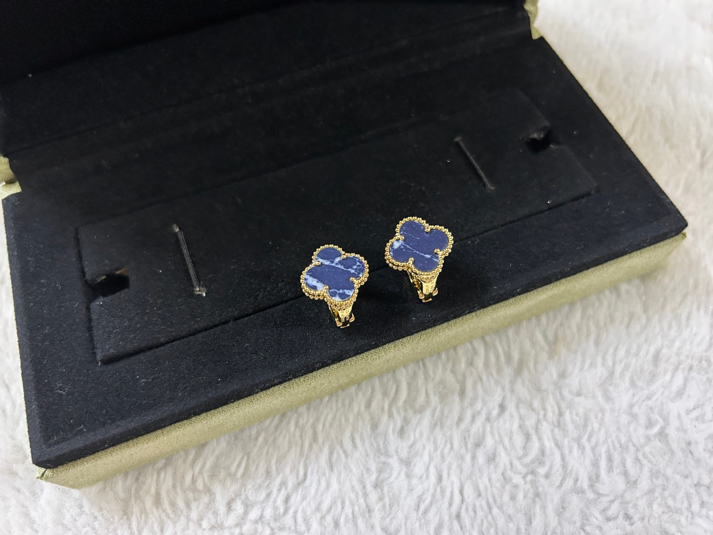 [Love's Uplift]CLOVER PIETERSITE MEDIUM STUD EARRINGS