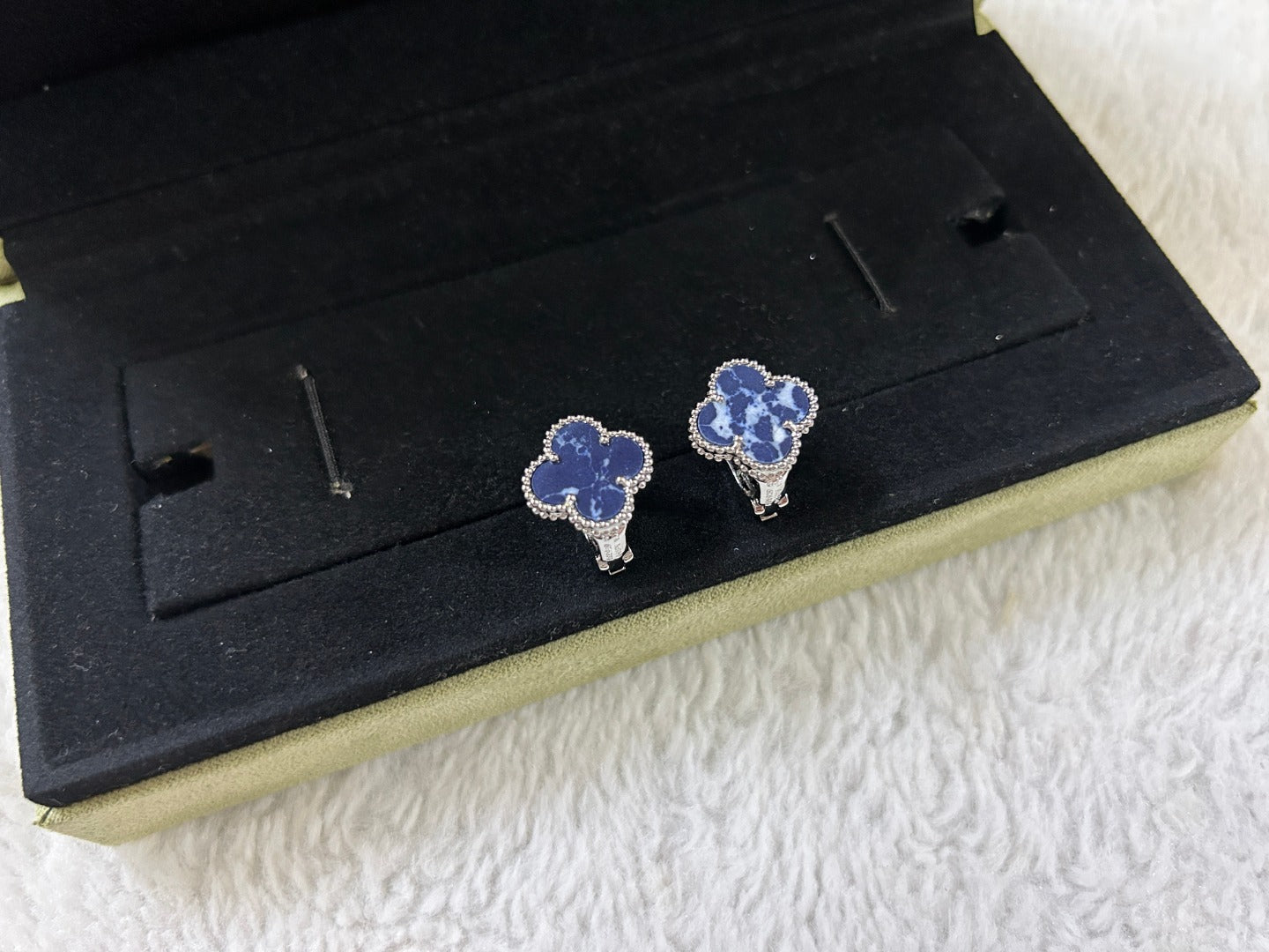 [Love's Uplift]CLOVER PIETERSITE MEDIUM STUD EARRINGS