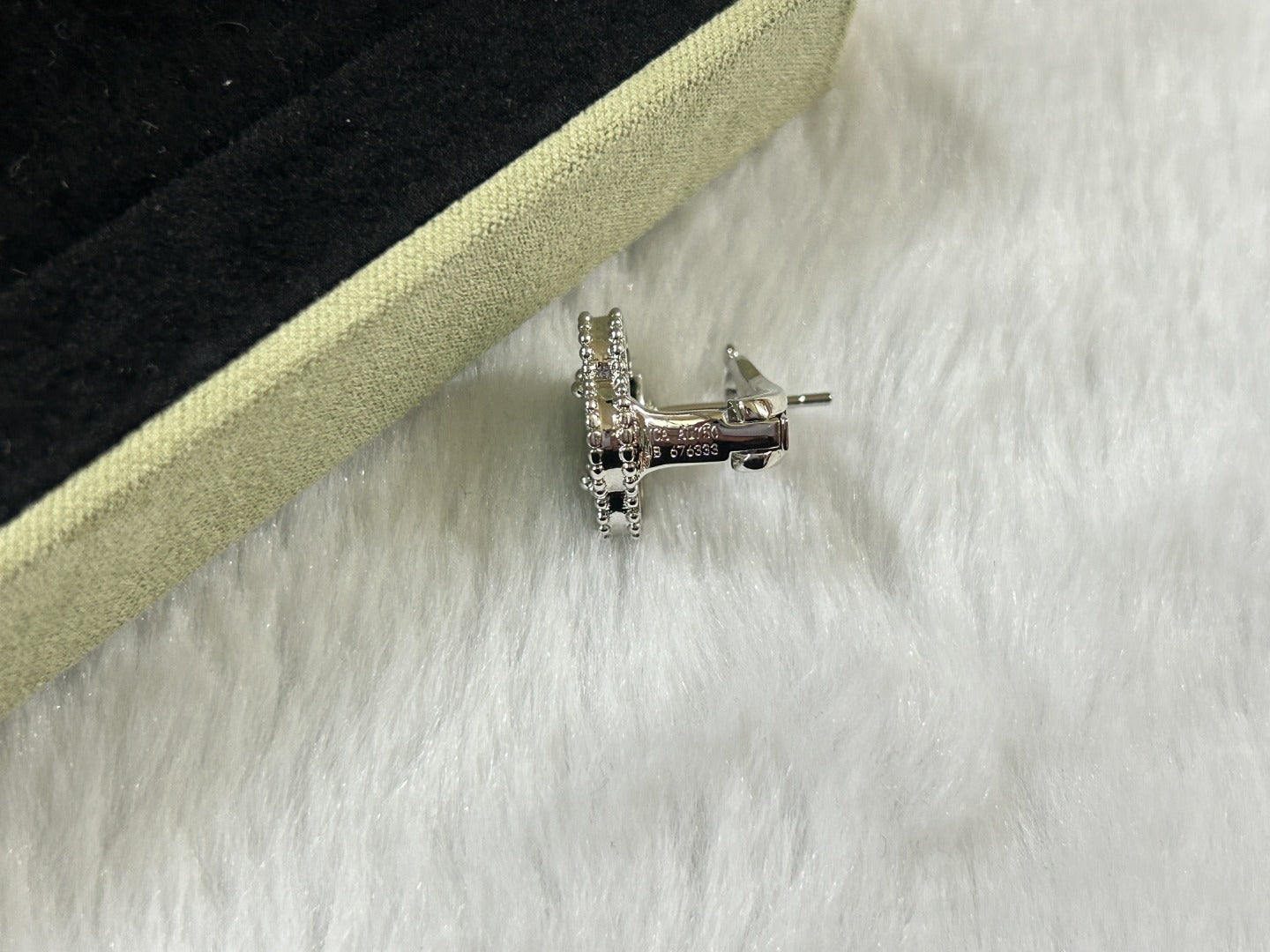[Love's Uplift]CLOVER PIETERSITE MEDIUM STUD EARRINGS
