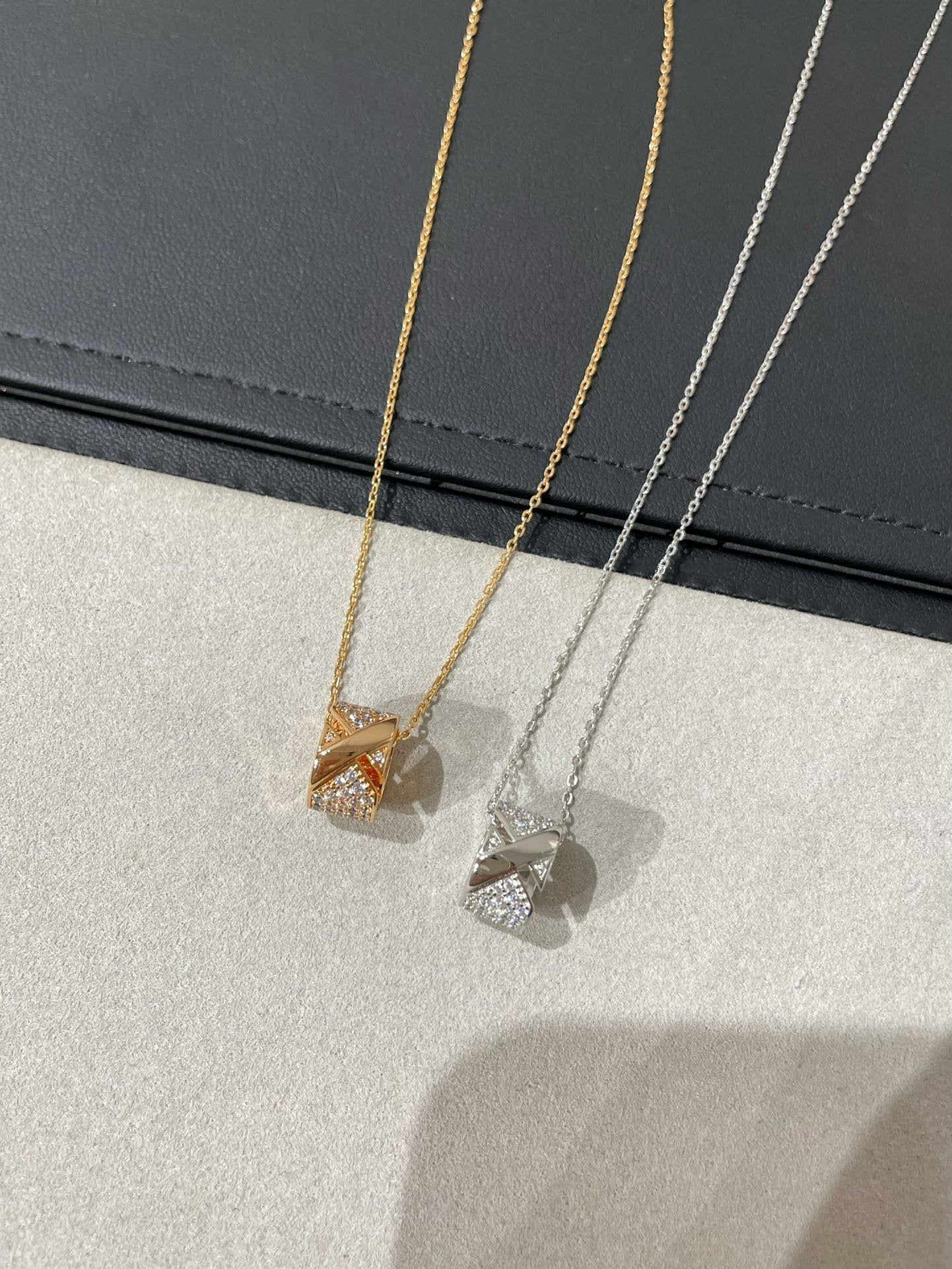 [Love's Uplift]LIENS EVIDENCE DIAMOND PAVED NECKLACE