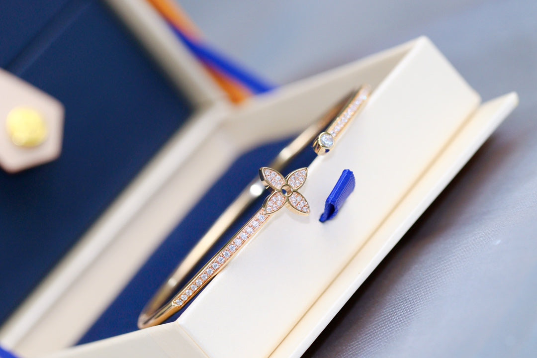 [Love's Uplift]IDYLLE PINK GOLD OPEN BRACELET DIAMOND PAVED