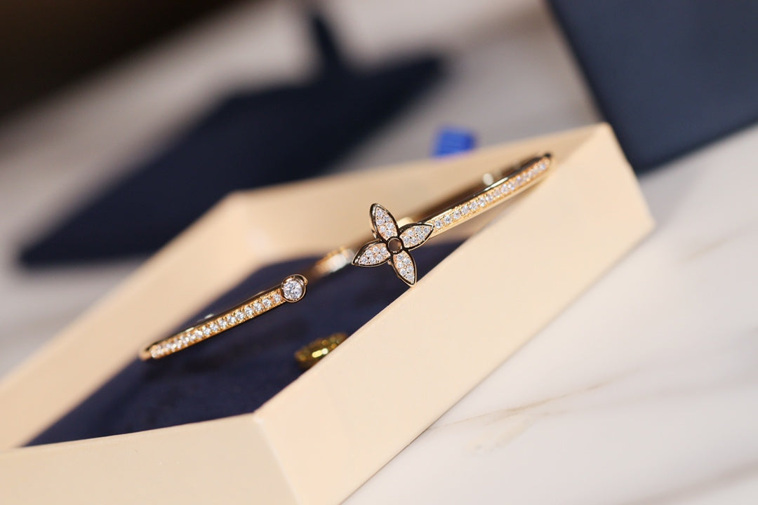 [Love's Uplift]IDYLLE GOLD OPEN BRACELET DIAMOND PAVED