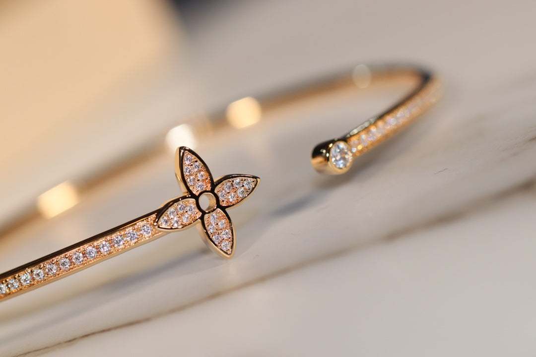 [Love's Uplift]IDYLLE GOLD OPEN BRACELET DIAMOND PAVED
