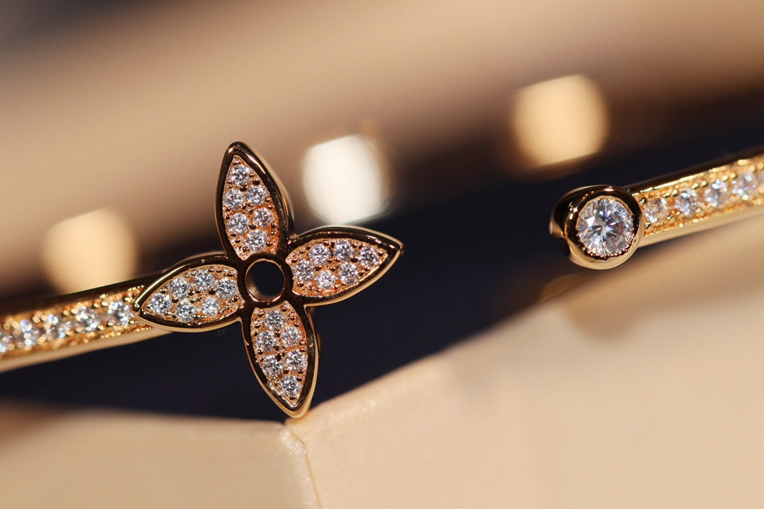 [Love's Uplift]IDYLLE GOLD OPEN BRACELET DIAMOND PAVED
