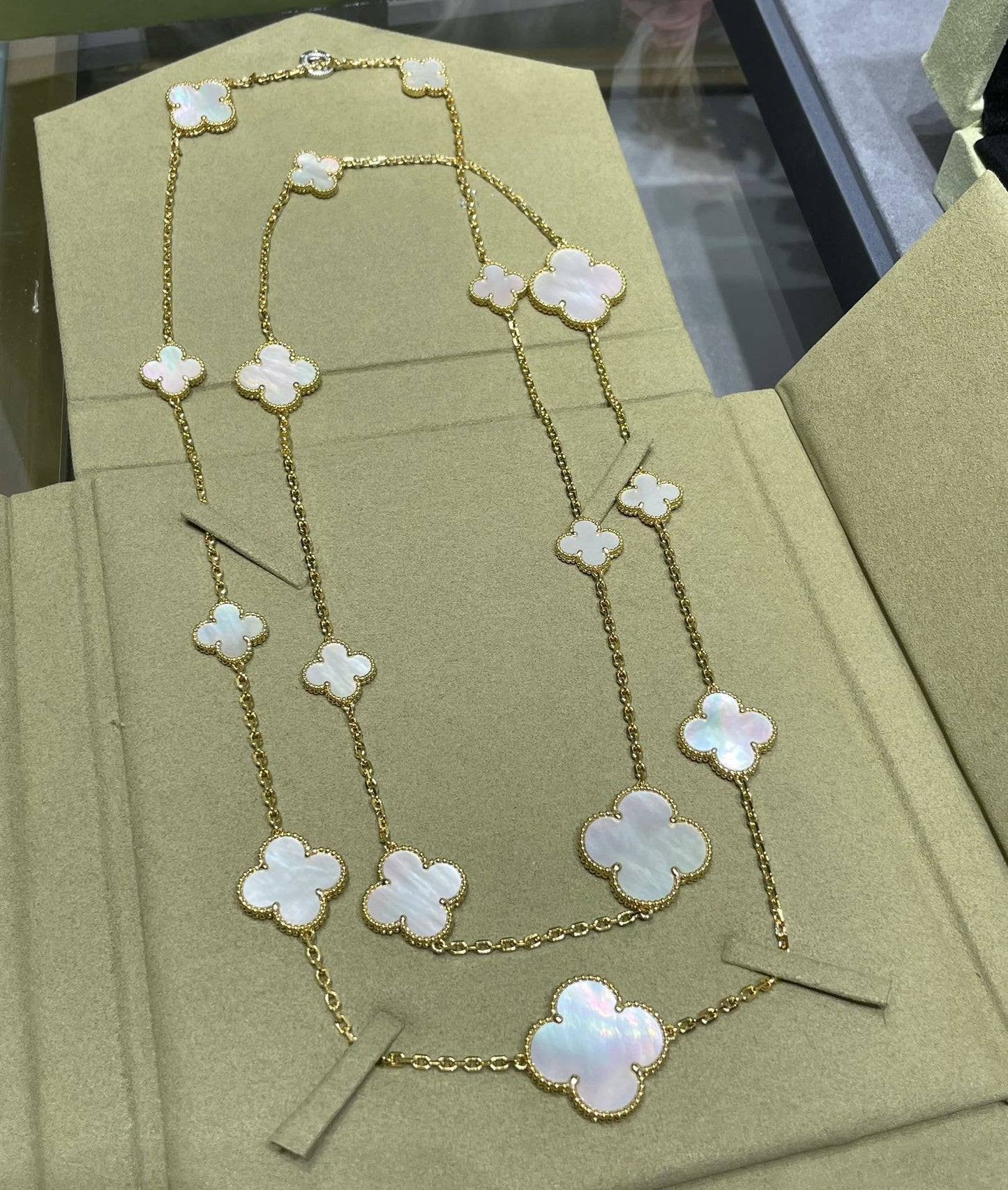 [Love's Uplift]CLOVER 16 MOTIF WHITE MOP GOLD NECKLACE