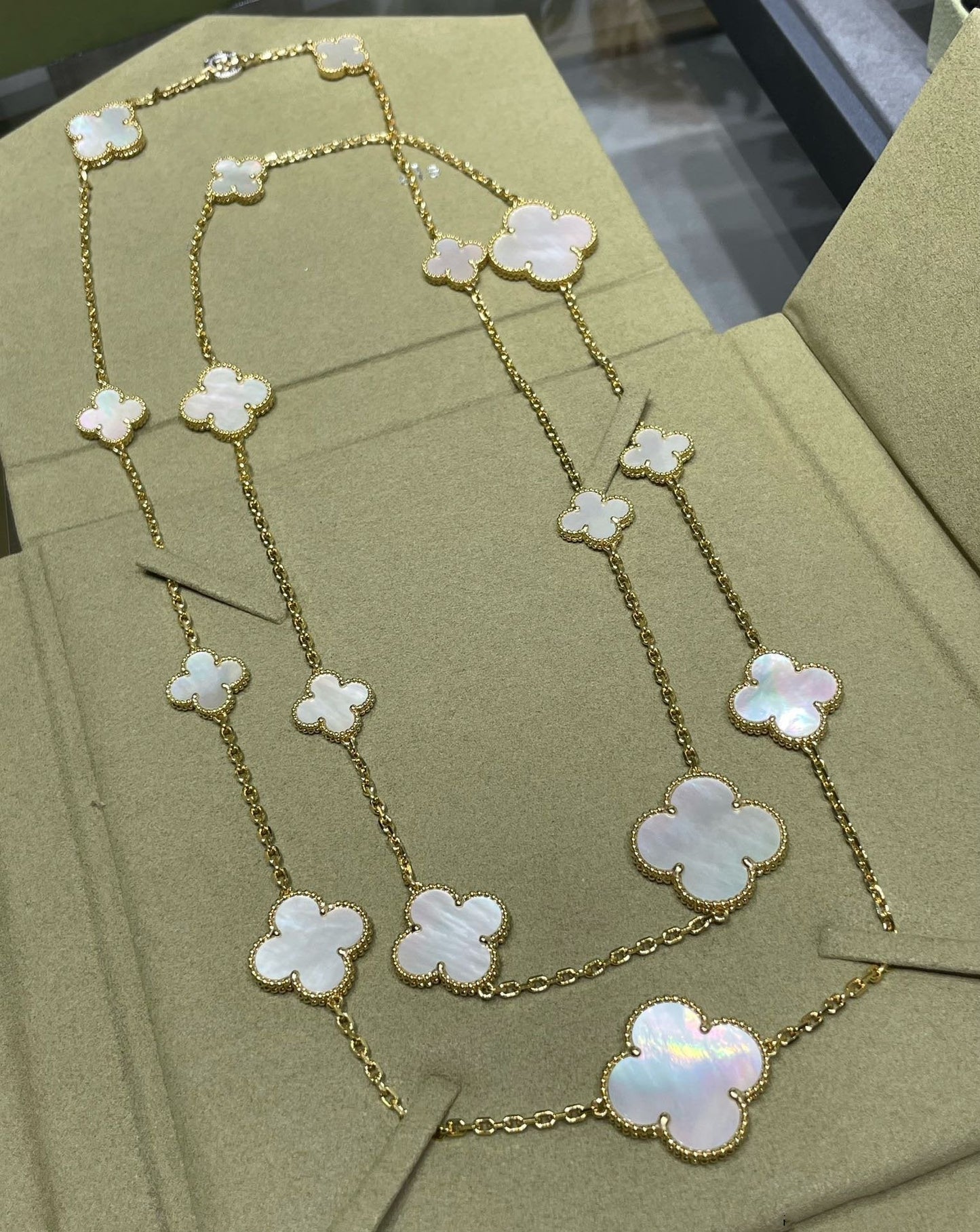 [Love's Uplift]CLOVER 16 MOTIF WHITE MOP GOLD NECKLACE