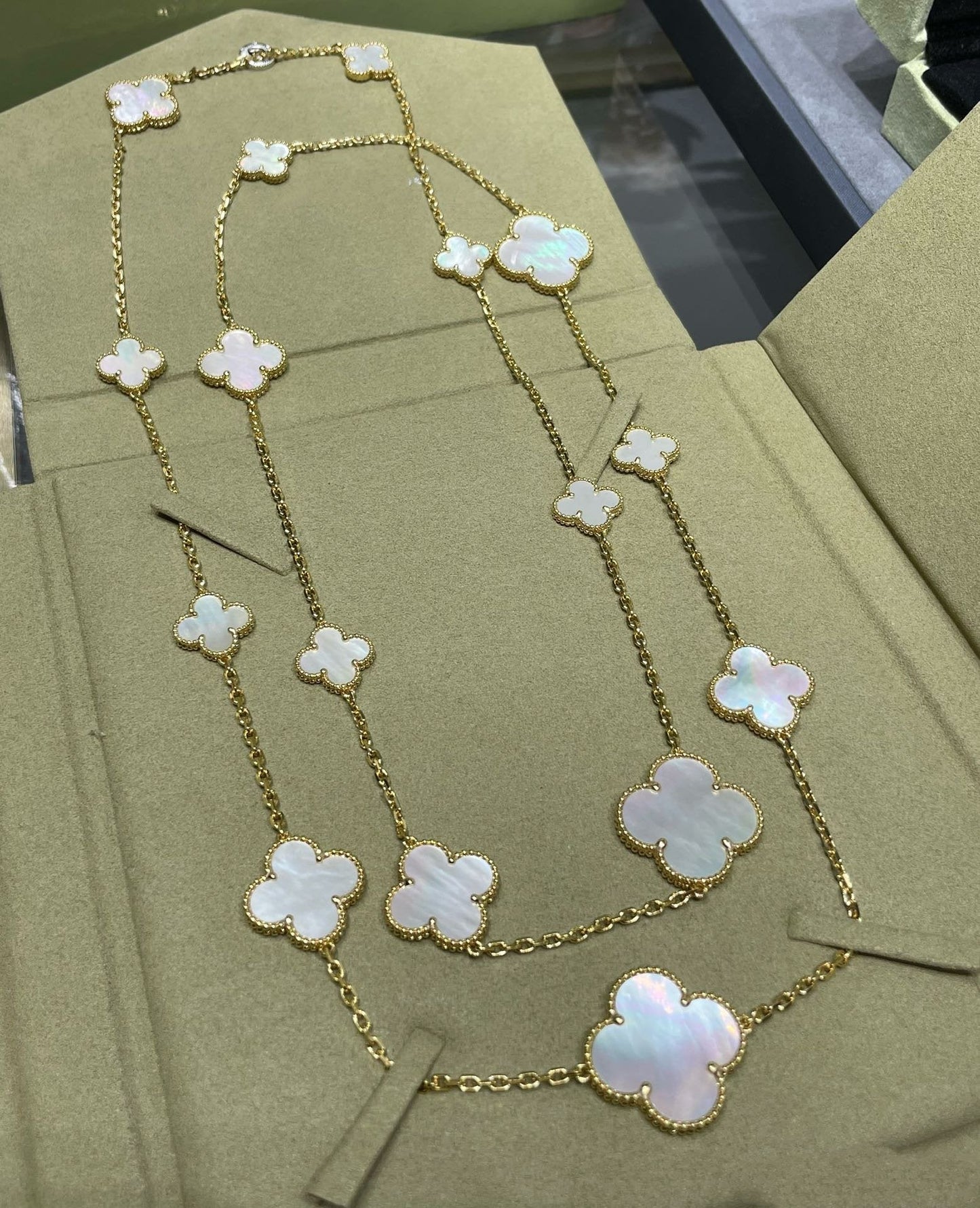 [Love's Uplift]CLOVER 16 MOTIF WHITE MOP GOLD NECKLACE