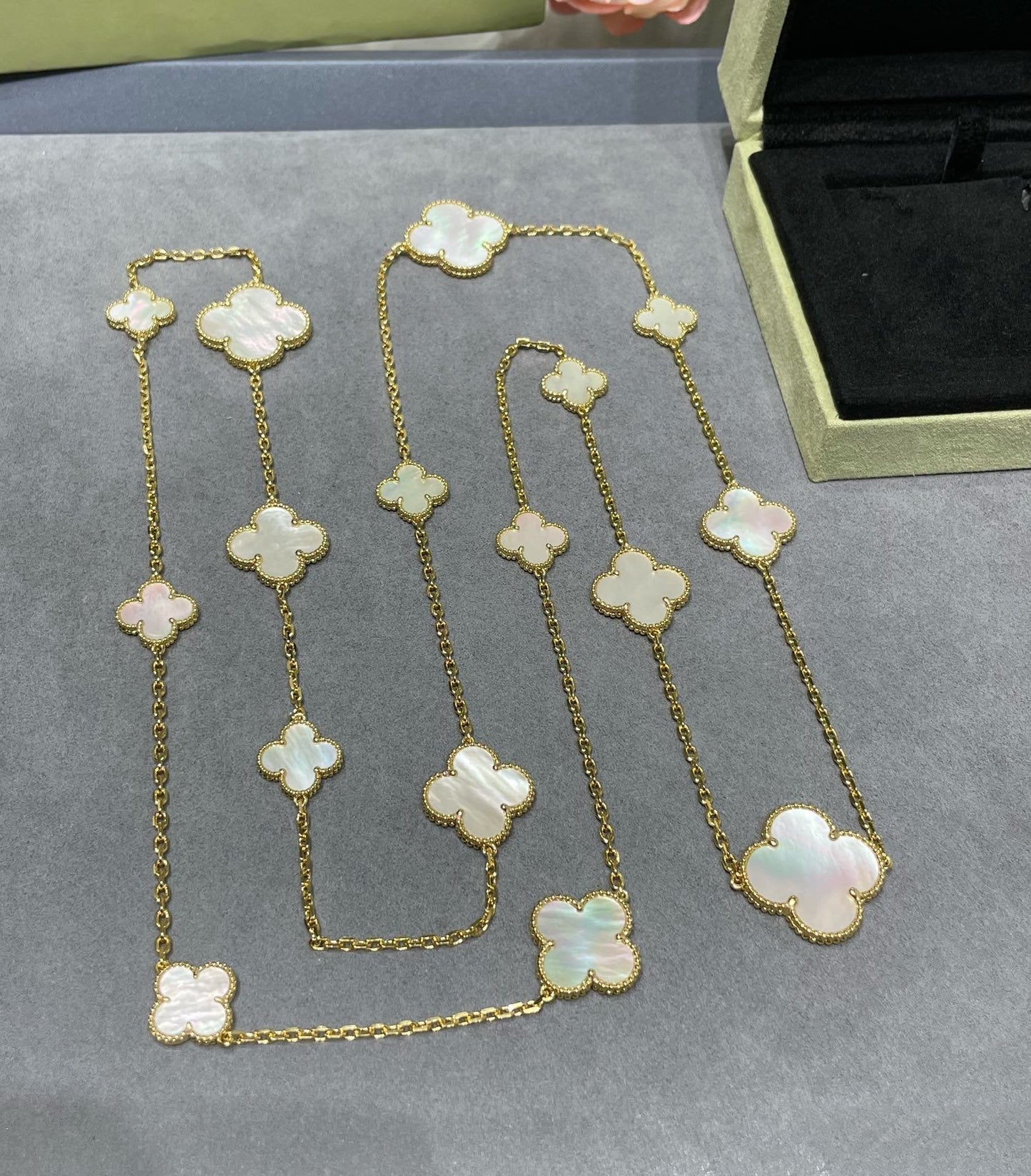 [Love's Uplift]CLOVER 16 MOTIF WHITE MOP GOLD NECKLACE
