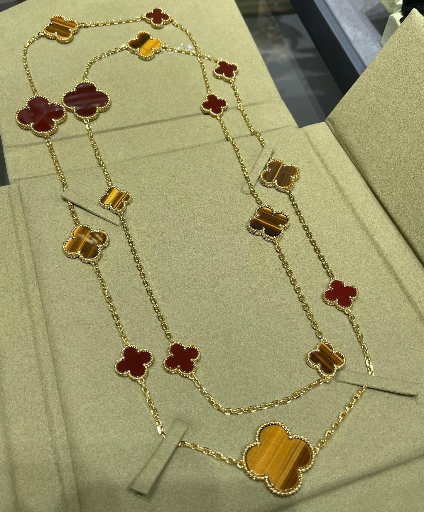 [Love's Uplift]CLOVER 16 MOTIF CARNELIAN TIGER EYE ROSE GOLD NECKLACE