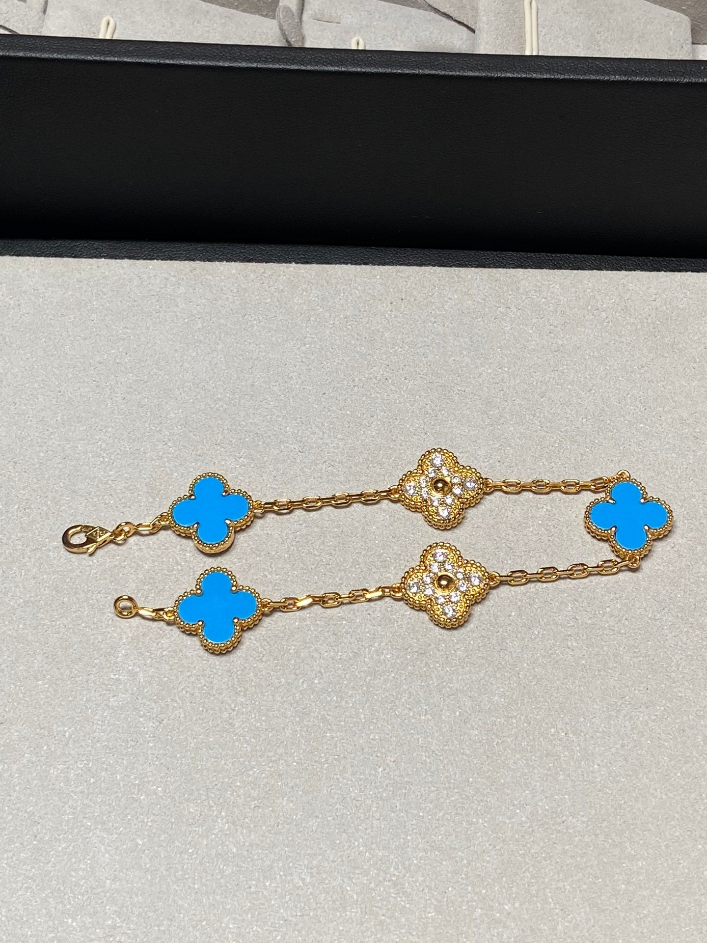 [Love's Uplift]CLOVER 5 MOTIF BLUE CHALCEDONY DIAMOND GOLD BRACELET