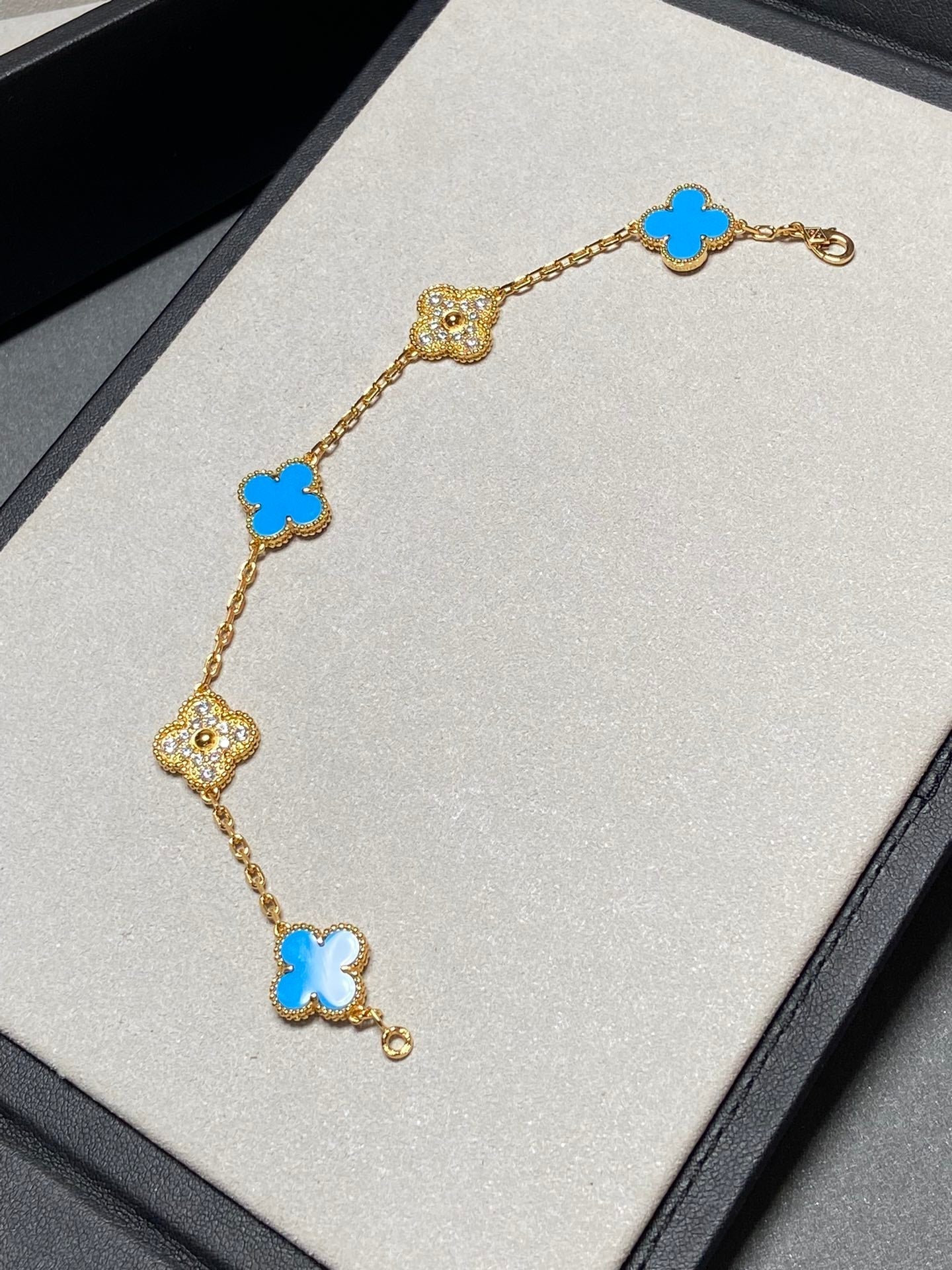 [Love's Uplift]CLOVER 5 MOTIF BLUE CHALCEDONY DIAMOND GOLD BRACELET
