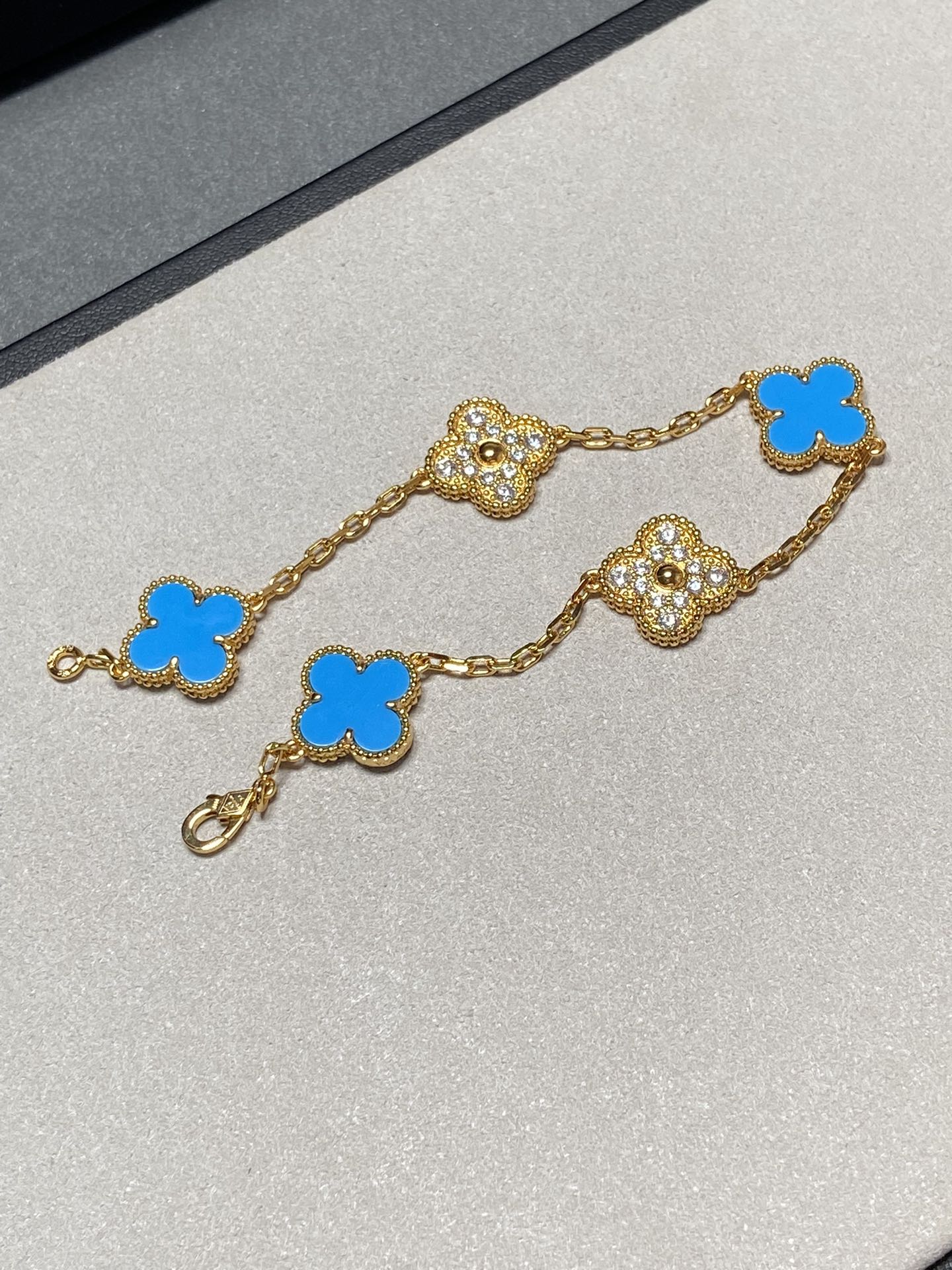 [Love's Uplift]CLOVER 5 MOTIF BLUE CHALCEDONY DIAMOND GOLD BRACELET