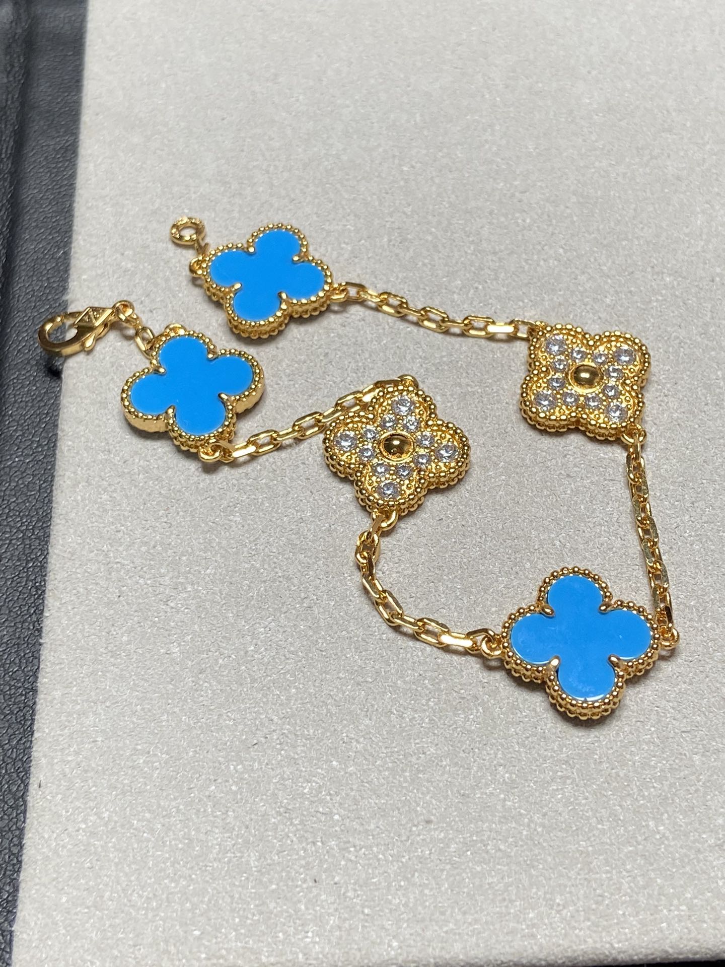 [Love's Uplift]CLOVER 5 MOTIF BLUE CHALCEDONY DIAMOND GOLD BRACELET