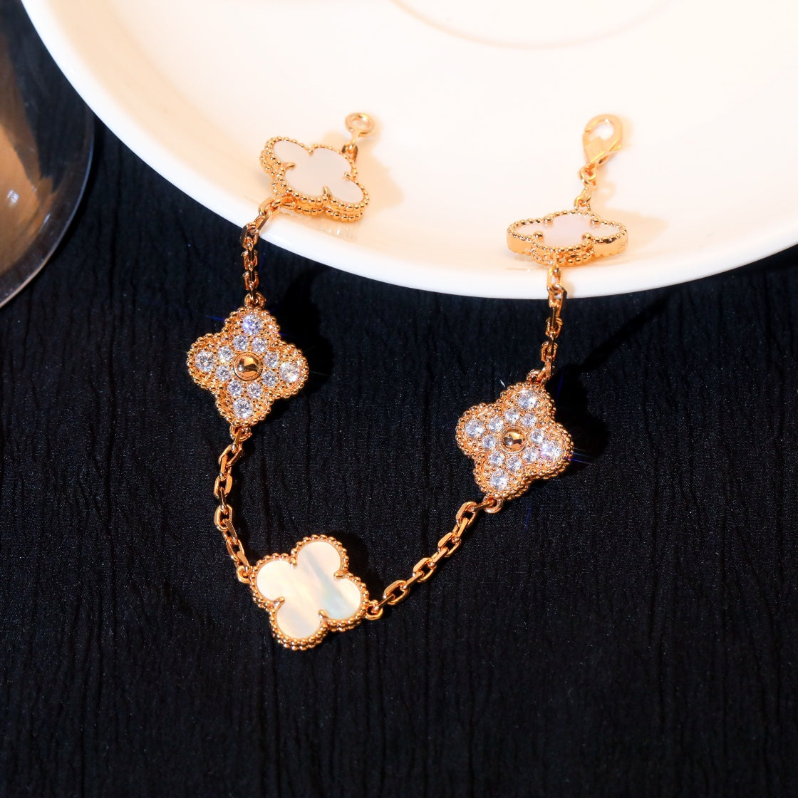 [Love's Uplift]CLOVER BRACELET 5 MOTIF WHITE MOP DIAMOND