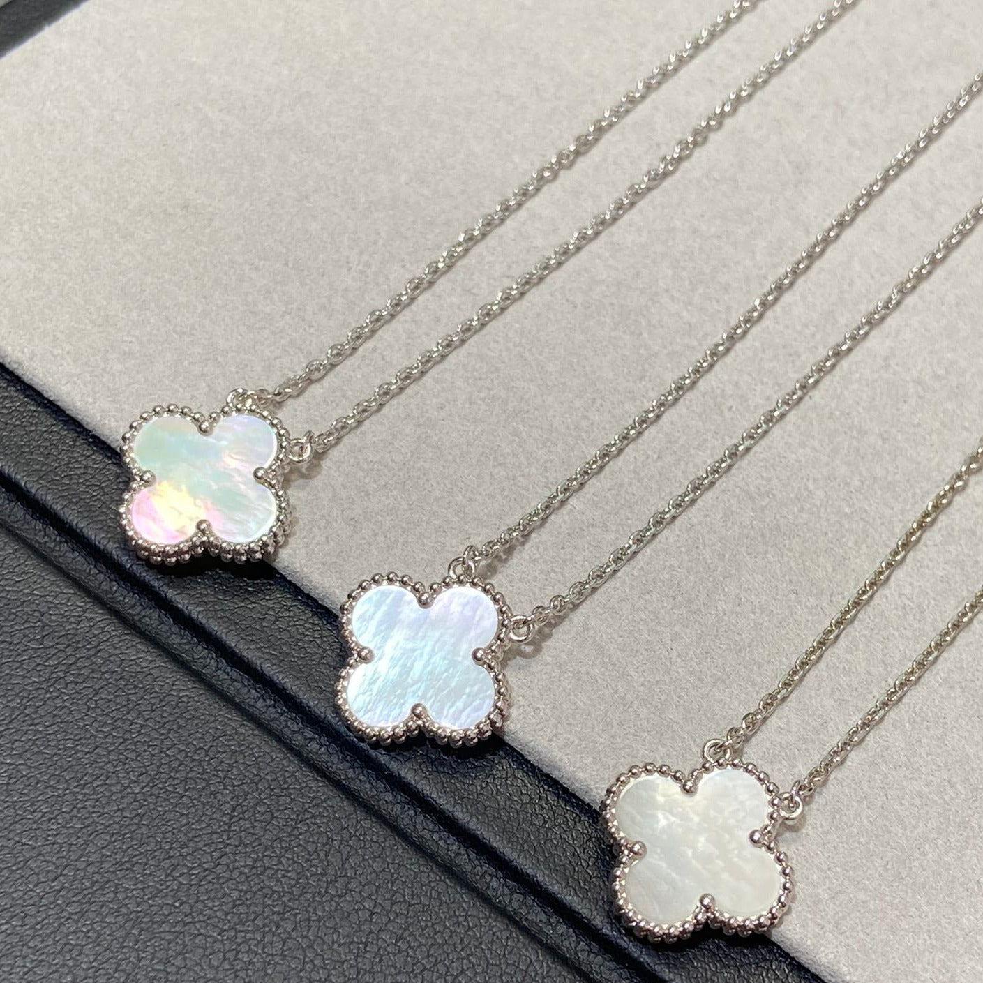 [Love's Uplift]CLOVER MEDIUM SILVER WHITE MOP NECKLACE