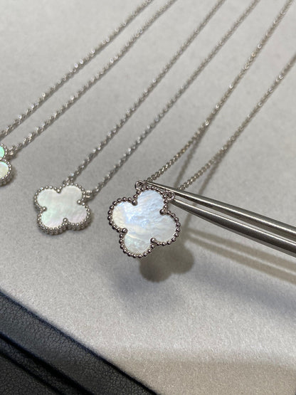 [Love's Uplift]CLOVER MEDIUM SILVER WHITE MOP NECKLACE