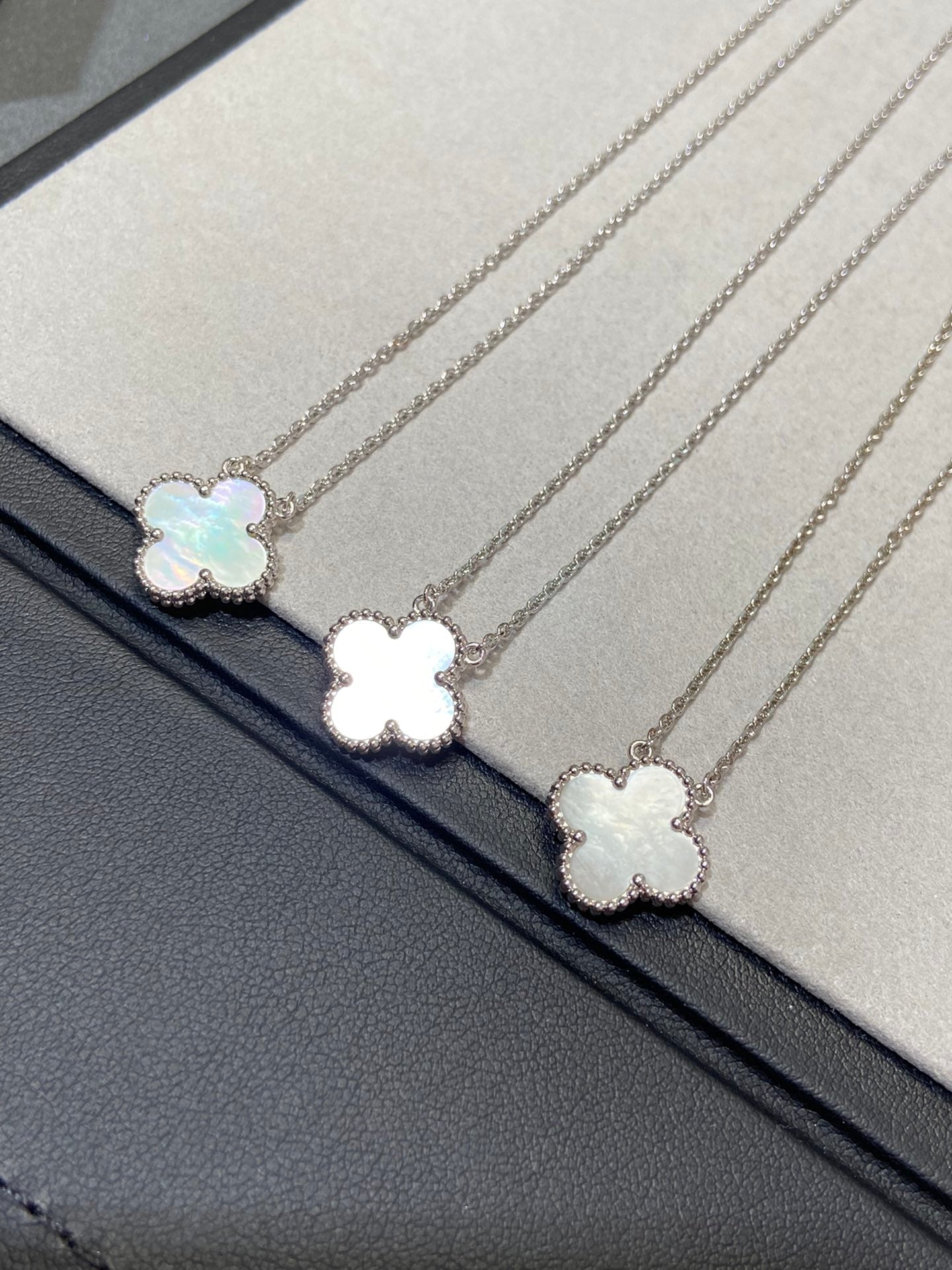 [Love's Uplift]CLOVER MEDIUM SILVER WHITE MOP NECKLACE