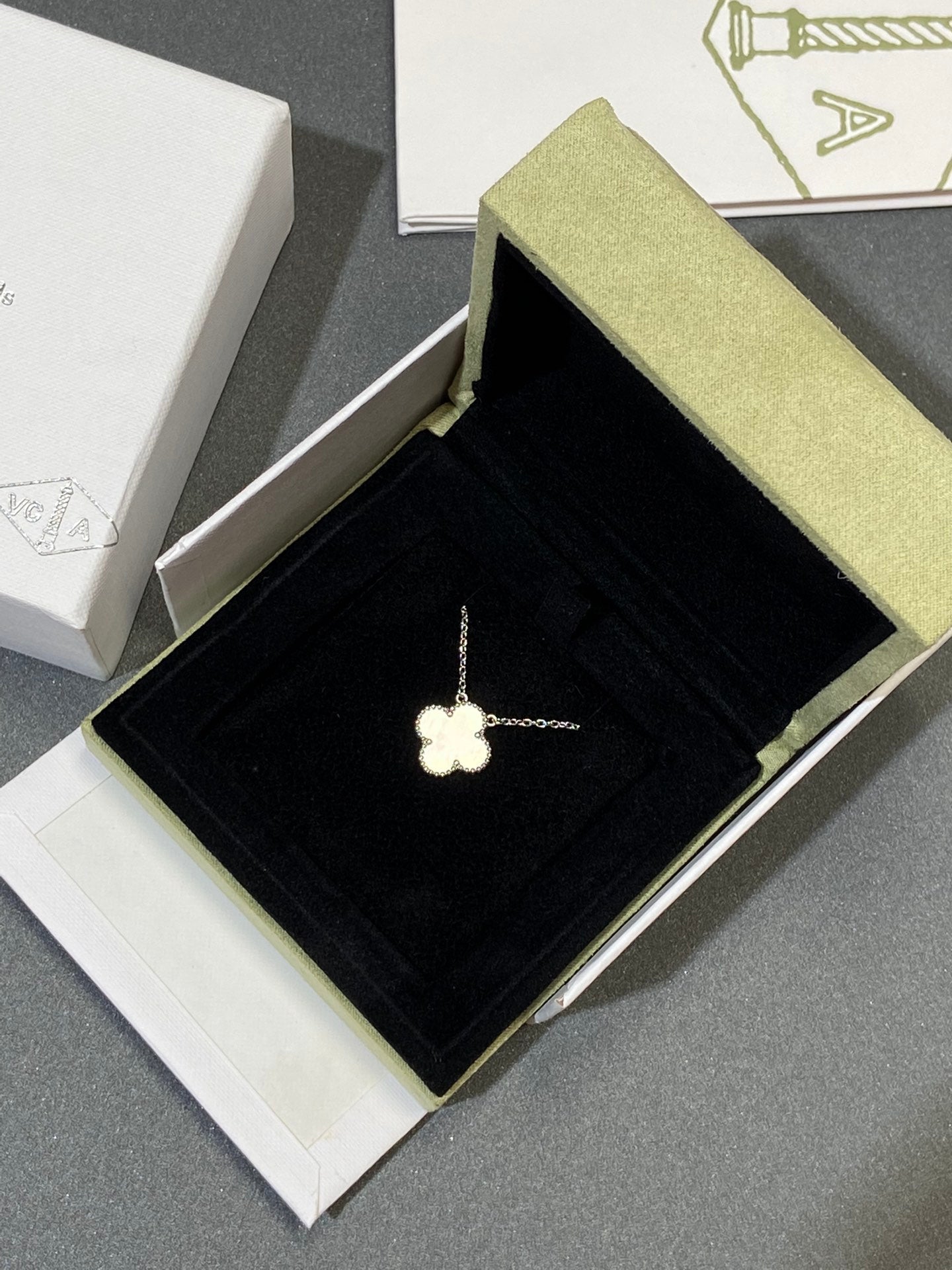 [Love's Uplift]CLOVER MEDIUM SILVER WHITE MOP NECKLACE