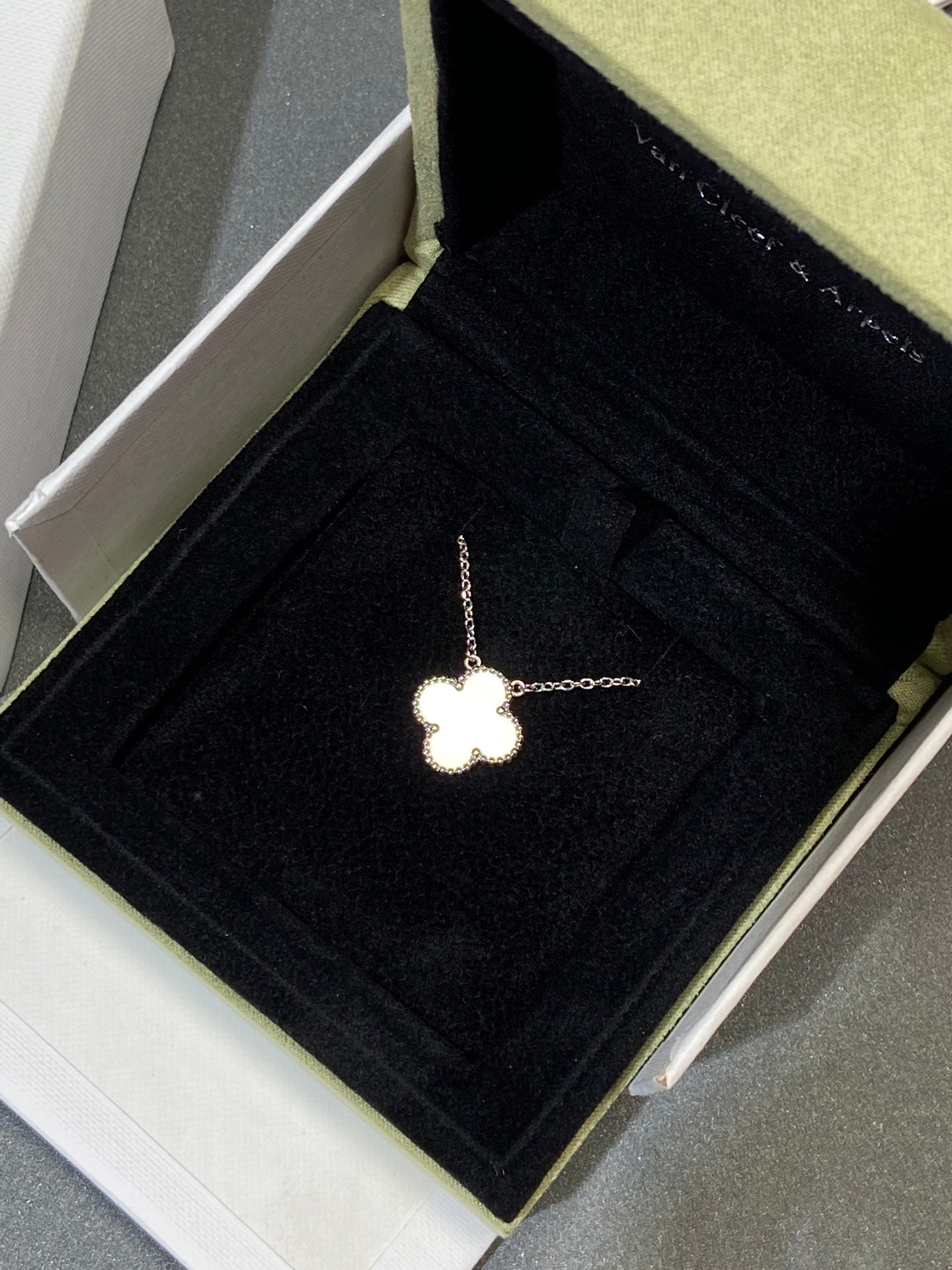 [Love's Uplift]CLOVER MEDIUM SILVER WHITE MOP NECKLACE