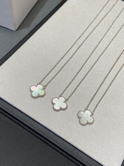 [Love's Uplift]CLOVER MEDIUM SILVER WHITE MOP NECKLACE