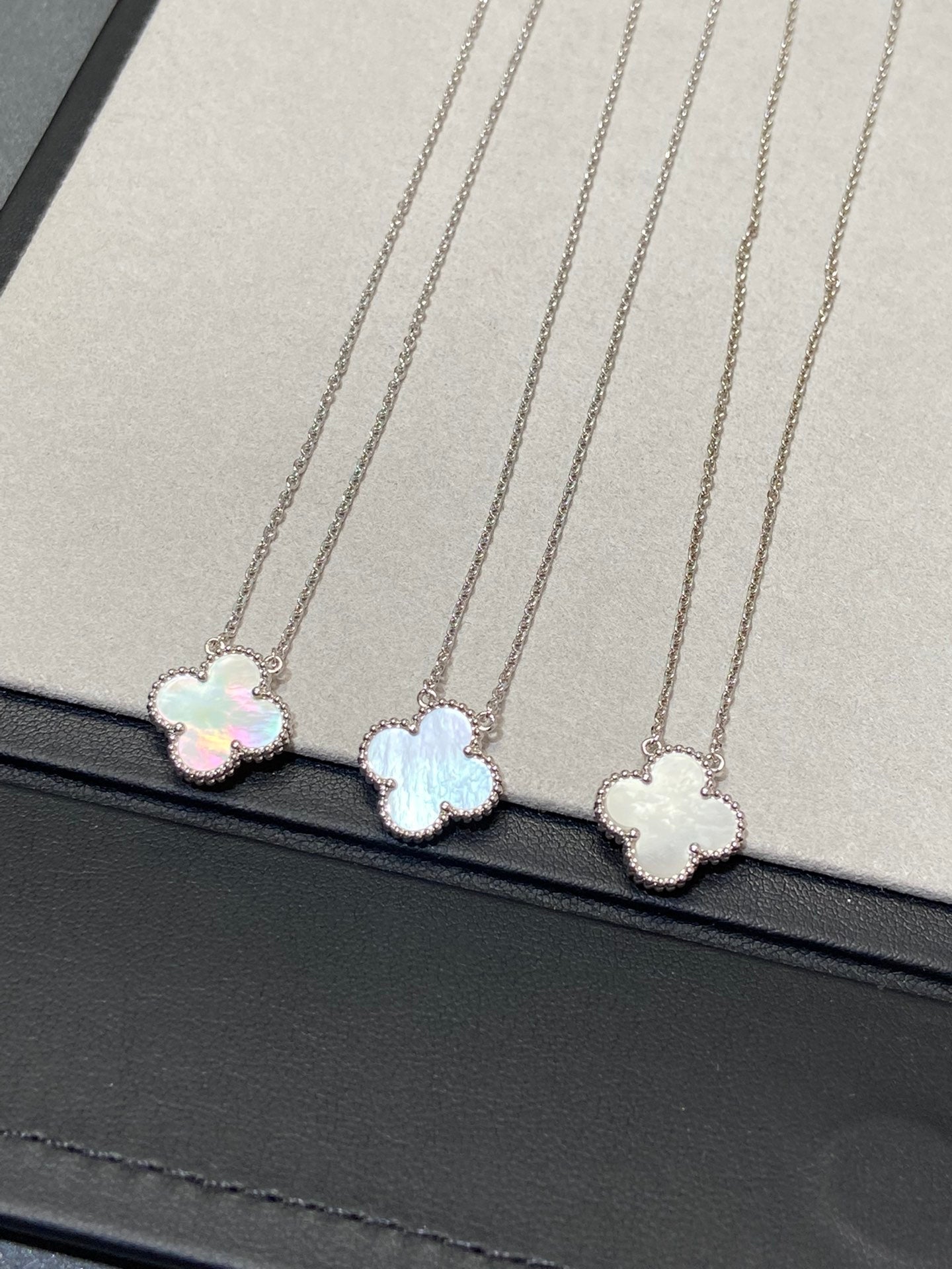 [Love's Uplift]CLOVER MEDIUM SILVER WHITE MOP NECKLACE
