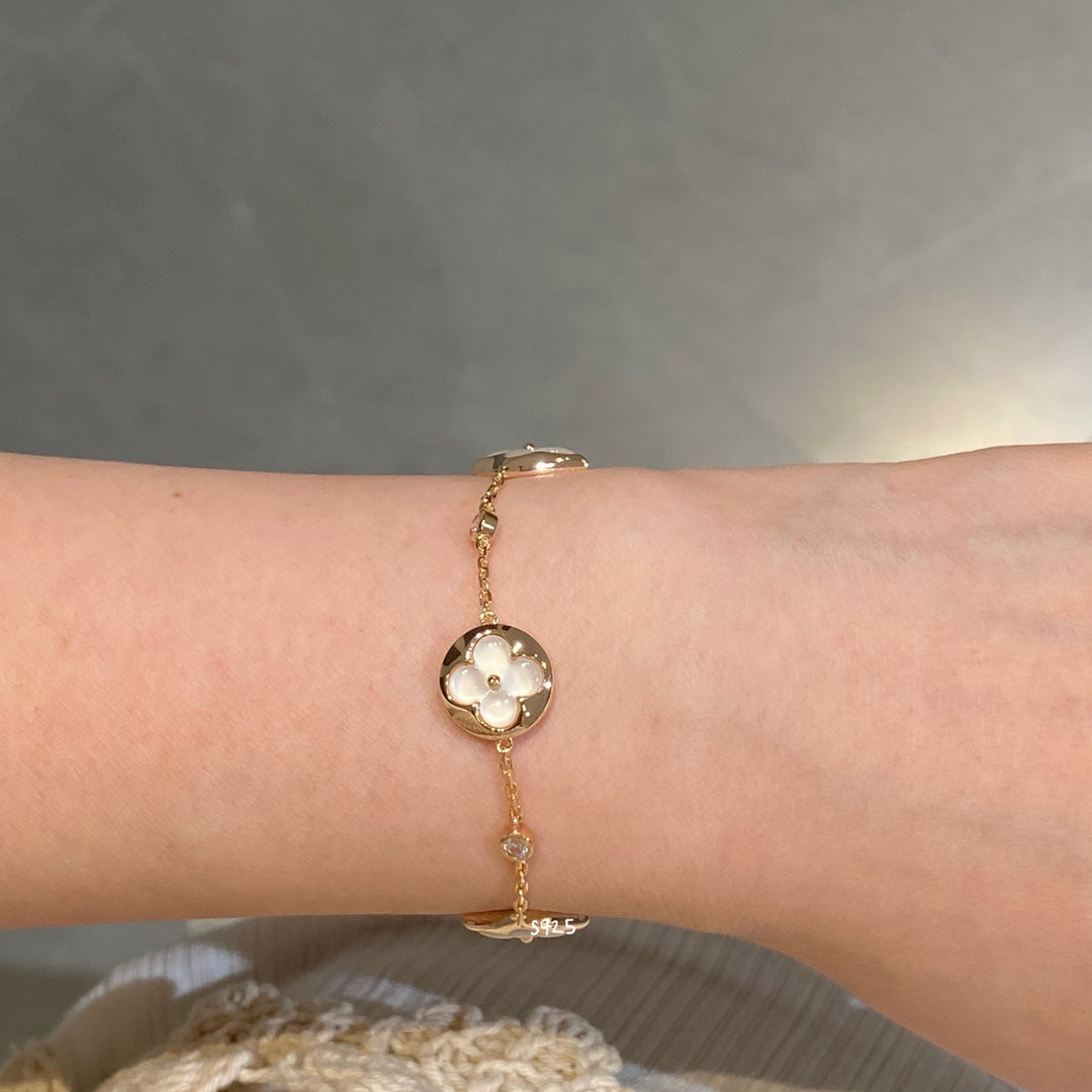 [Love's Uplift]STAR AND SUN 4 MOTIF WHITE MOP PINK GOLD BRACELET