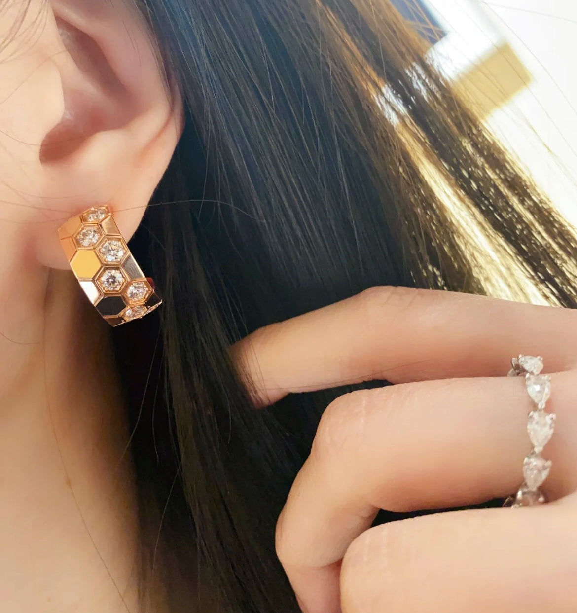 [Love's Uplift]BEE LOVE DIAMOND HOOP EARRINGS