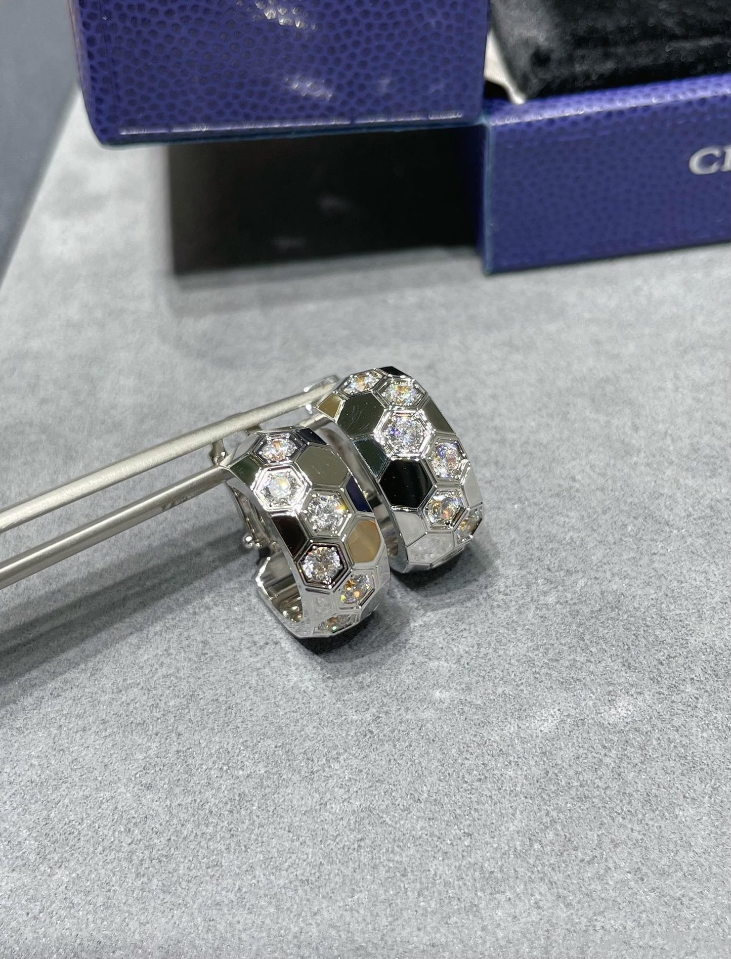[Love's Uplift]BEE LOVE DIAMOND HOOP EARRINGS
