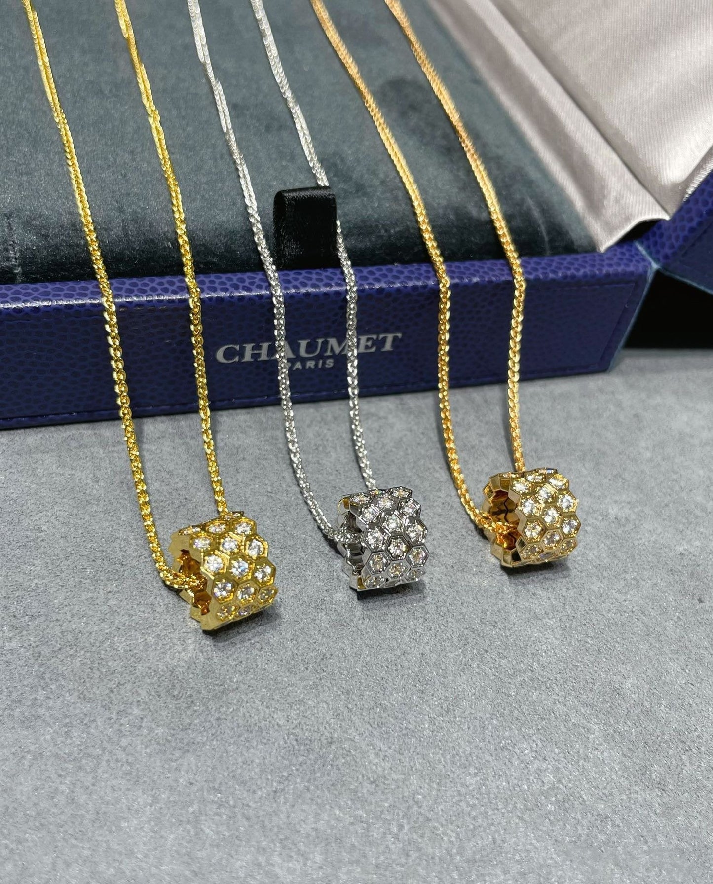 [Love's Uplift]BEE LOVE DIAMOND PAVED 3 ROW NECKLACE
