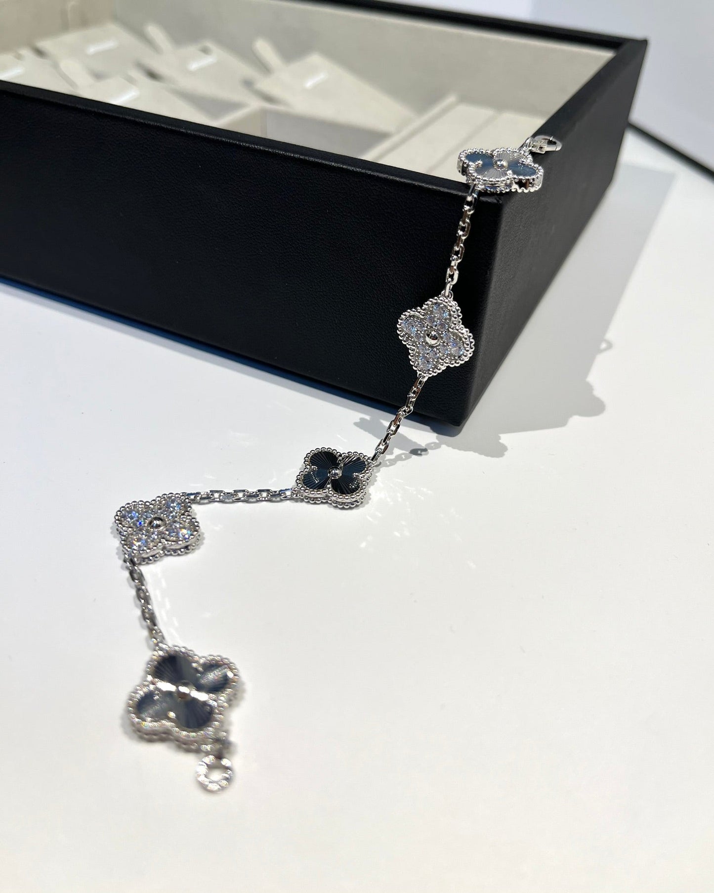 [Love's Uplift]CLOVER 5 MOTIF SILVER DIAMOND BRACELET