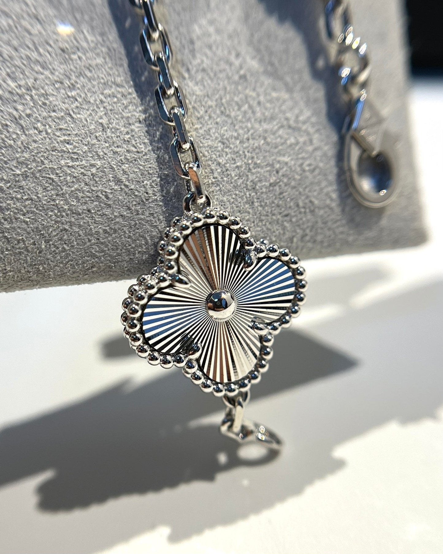 [Love's Uplift] CLOVER 5 MOTIF LASER BRACELET COLLECTION