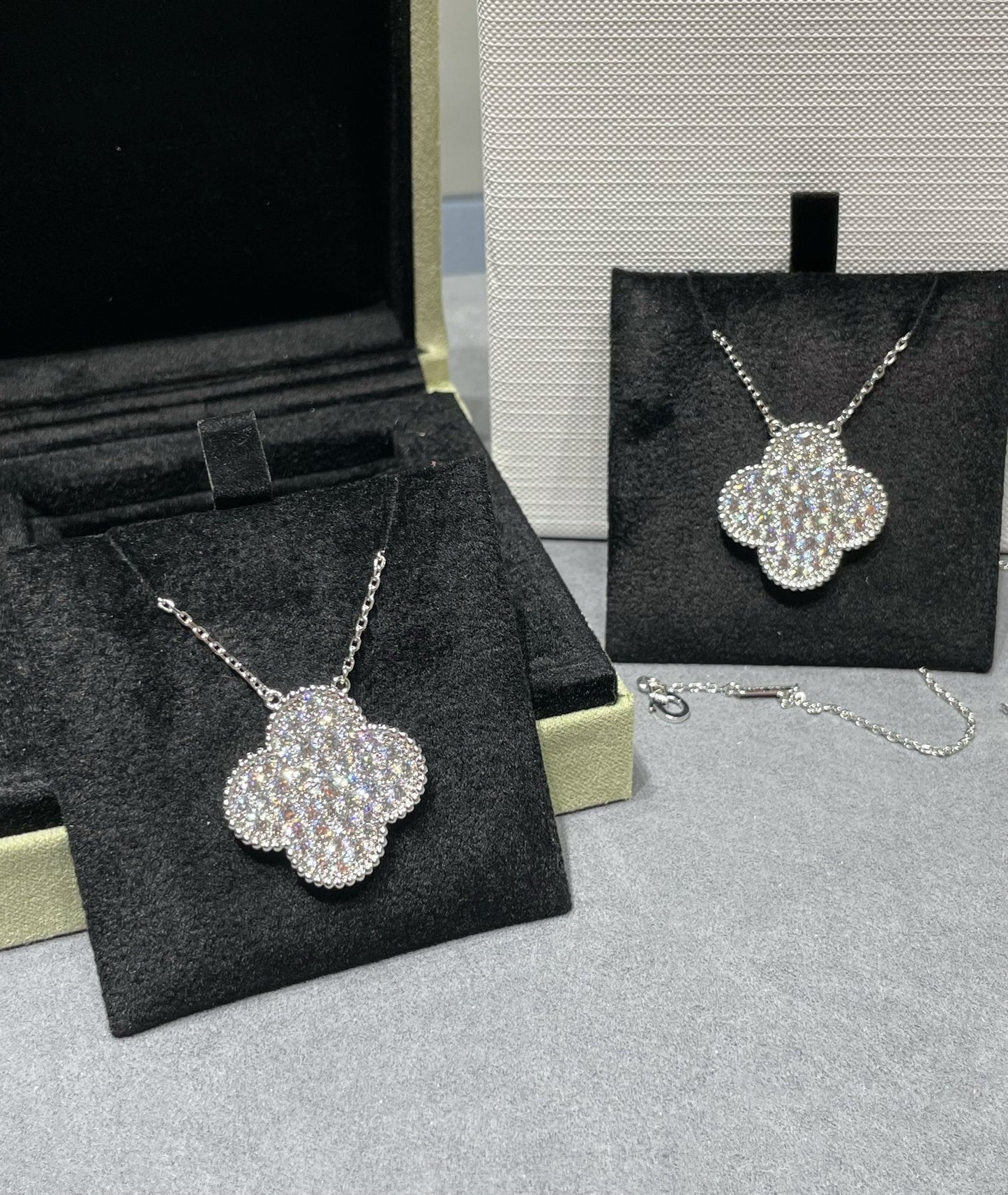 [Love's Uplift]CLOVER 25MM LARGE PENDANT DIAMOND PAVED SILVER NECKLACE