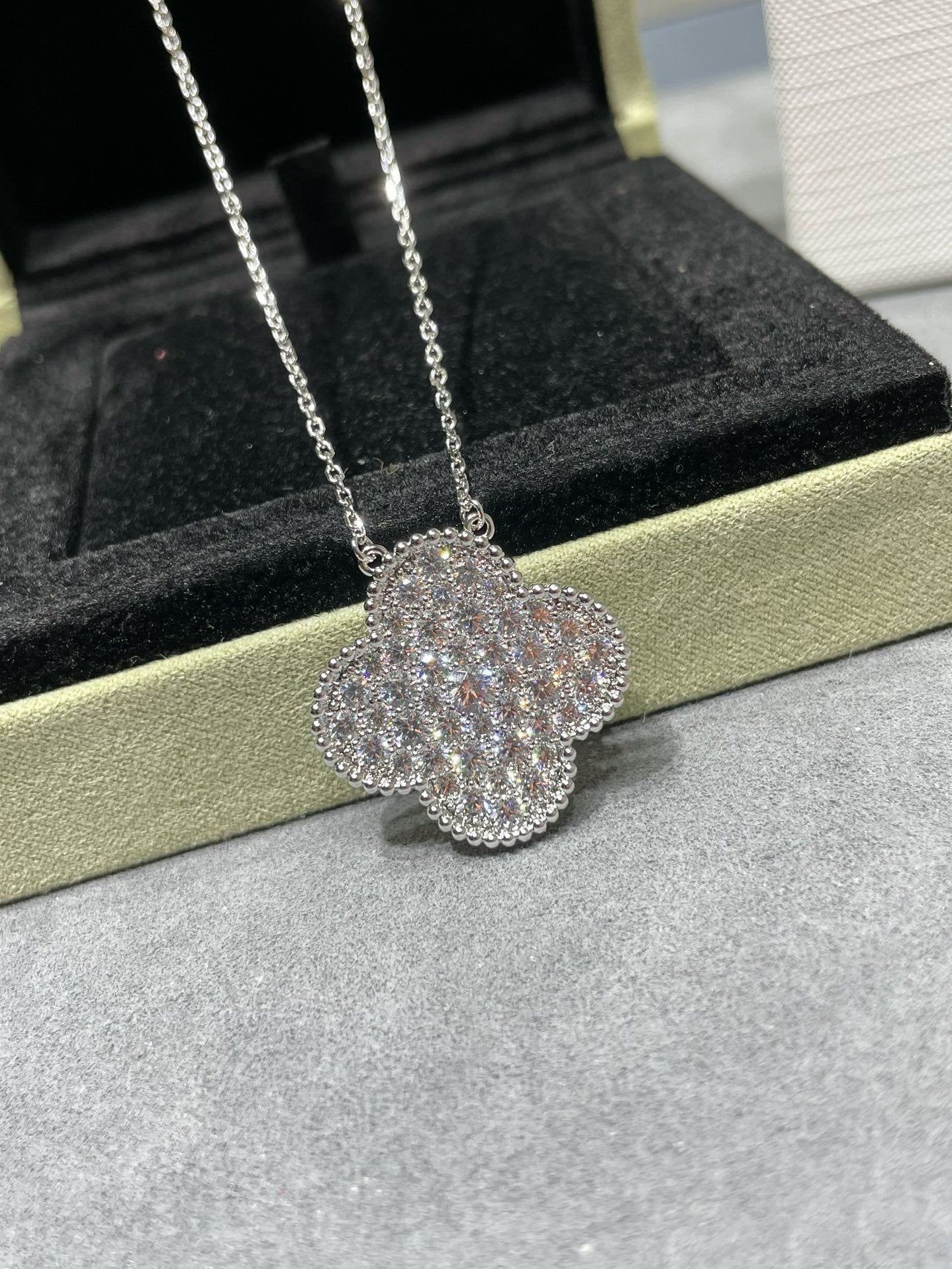 [Love's Uplift]CLOVER 25MM LARGE PENDANT DIAMOND PAVED SILVER NECKLACE