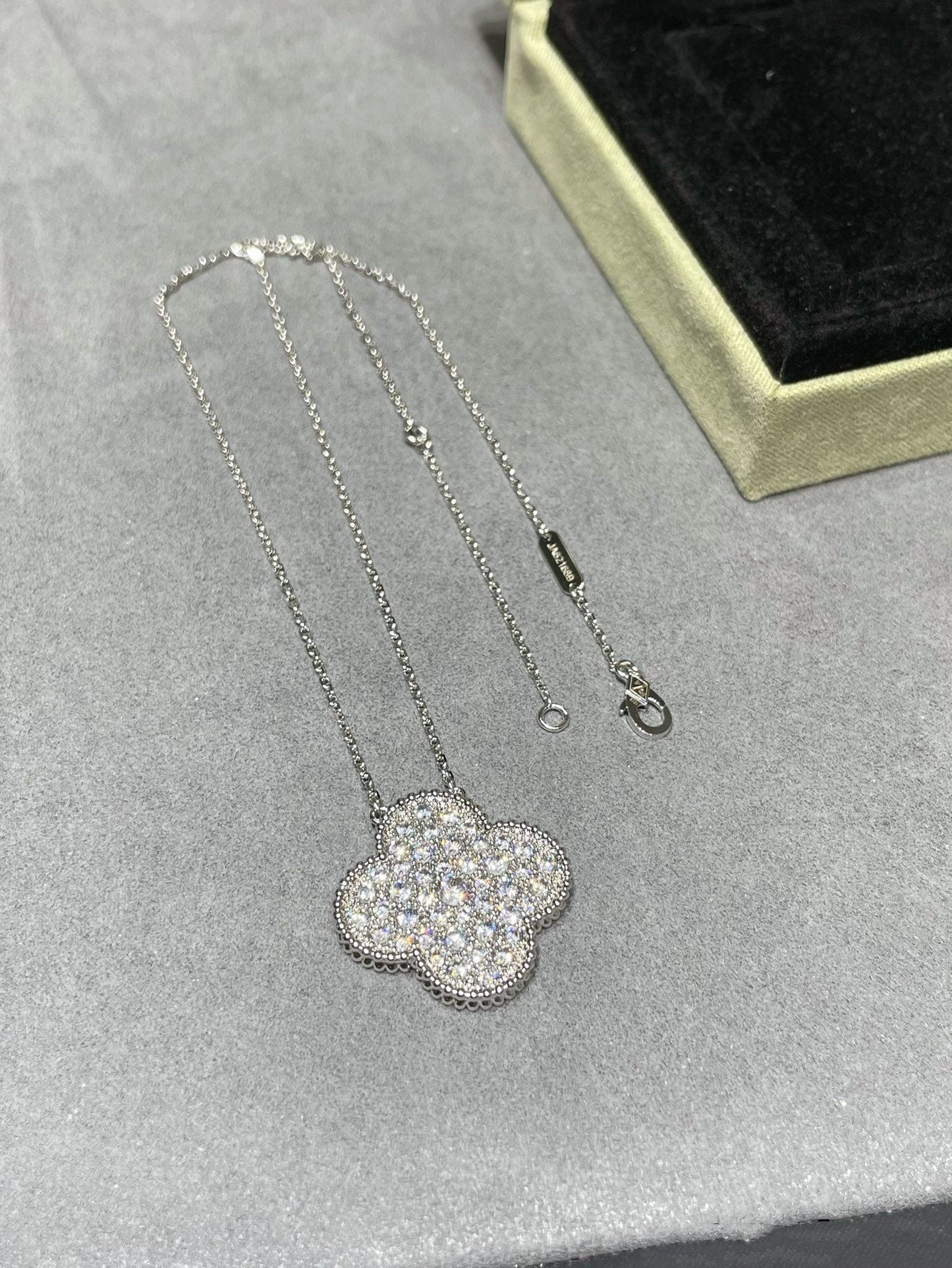 [Love's Uplift]CLOVER 25MM LARGE PENDANT DIAMOND PAVED SILVER NECKLACE