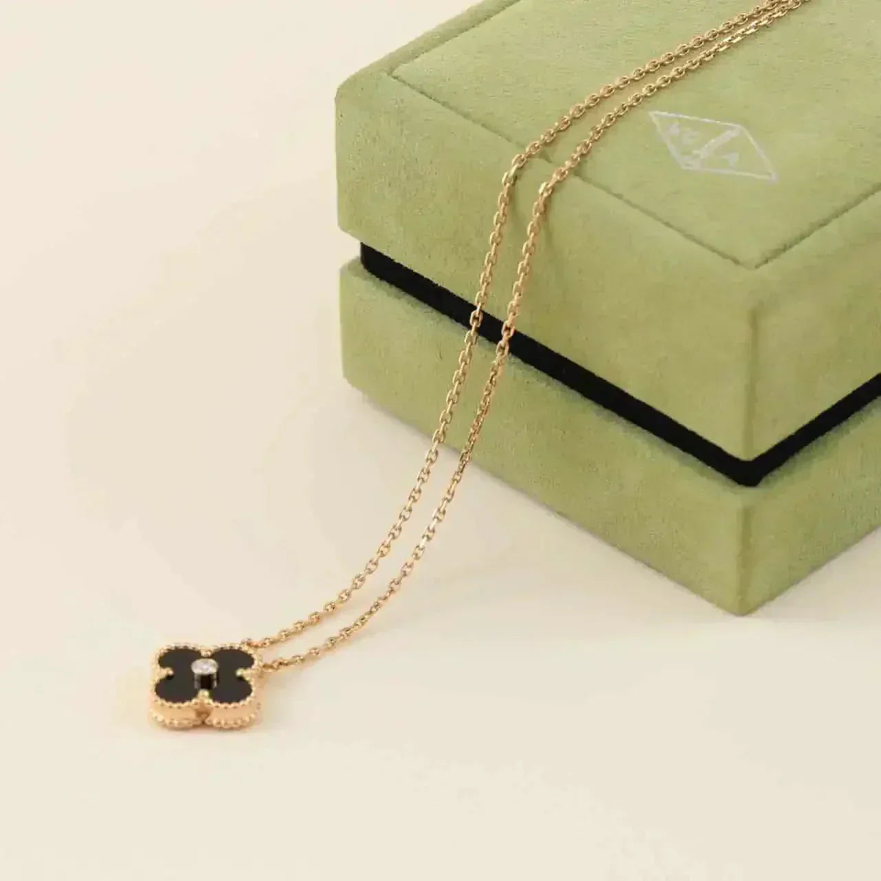 [Love's Uplift]CLOVER 15MM DIAMOND ONYX NECKLACE