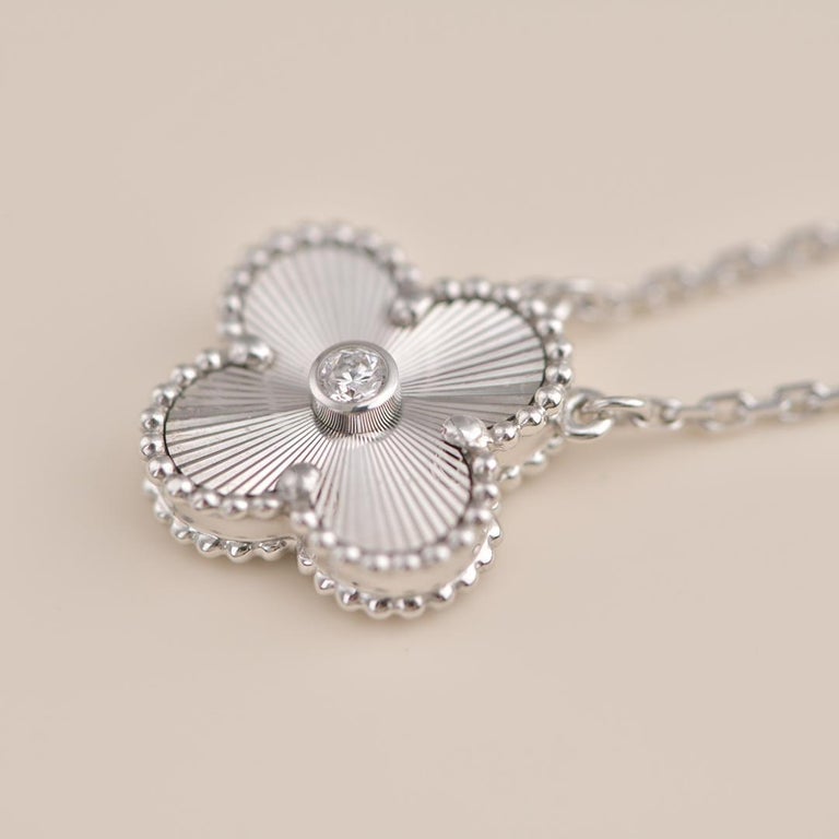 [Love's Uplift]CLOVER  15MM DIAMOND LASER NECKLACE SILVER