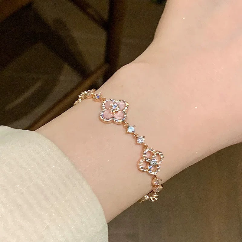 [Love's Uplift]CLOVER 5 MOTIF PINK BLUE RED WHITE BRACELET