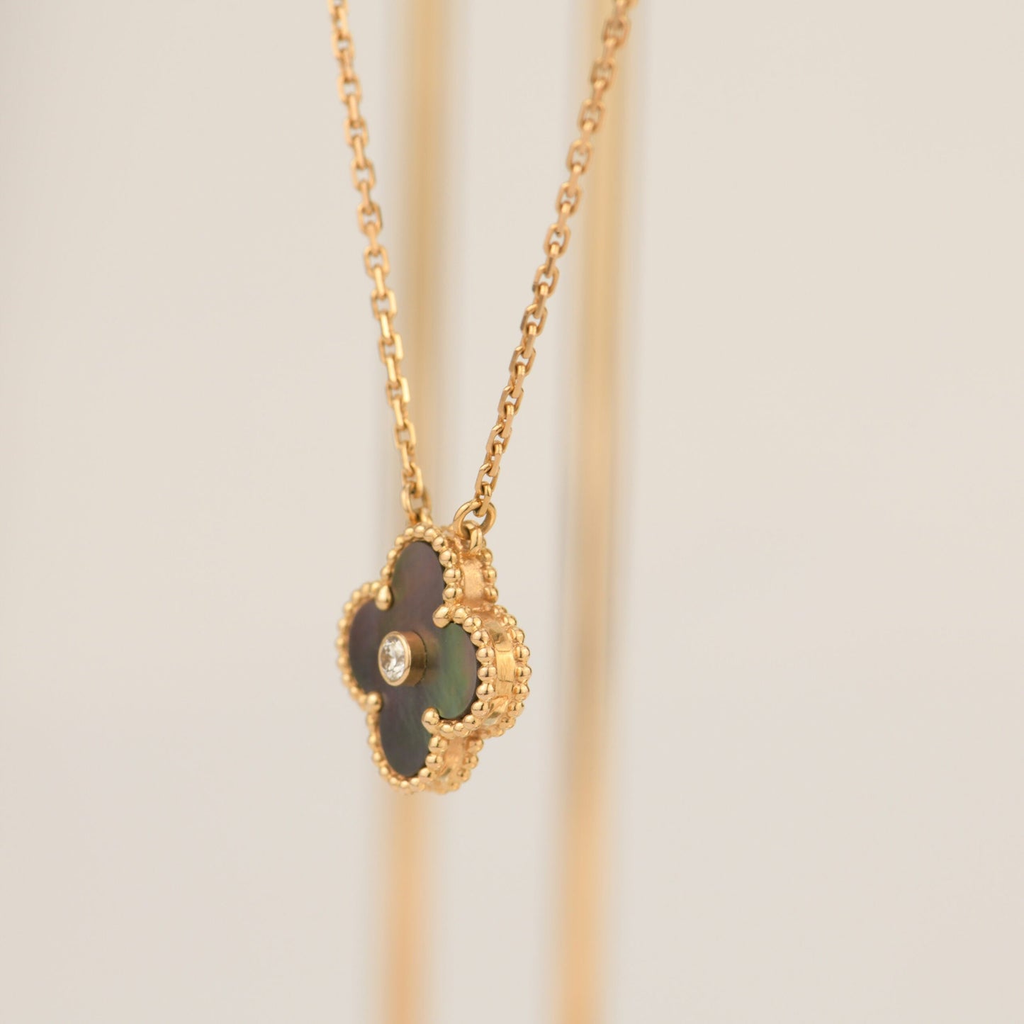 [Love's Uplift]CLOVER 15MM DIAMOND AND MOTHER-OF-GREY NECKLACE