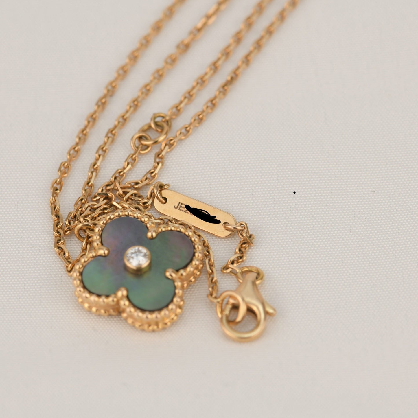 [Love's Uplift]CLOVER 15MM DIAMOND AND MOTHER-OF-GREY NECKLACE