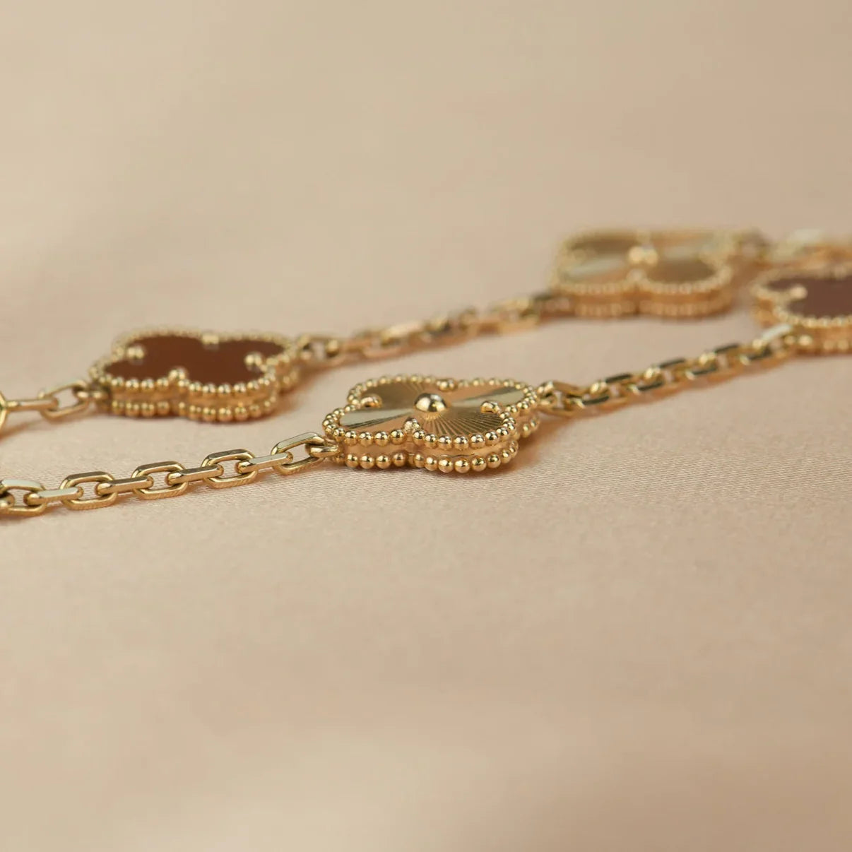 [Love's Uplift] CLOVER 5 MOTIF RED CORNELIAN BRACELET COLLECTION