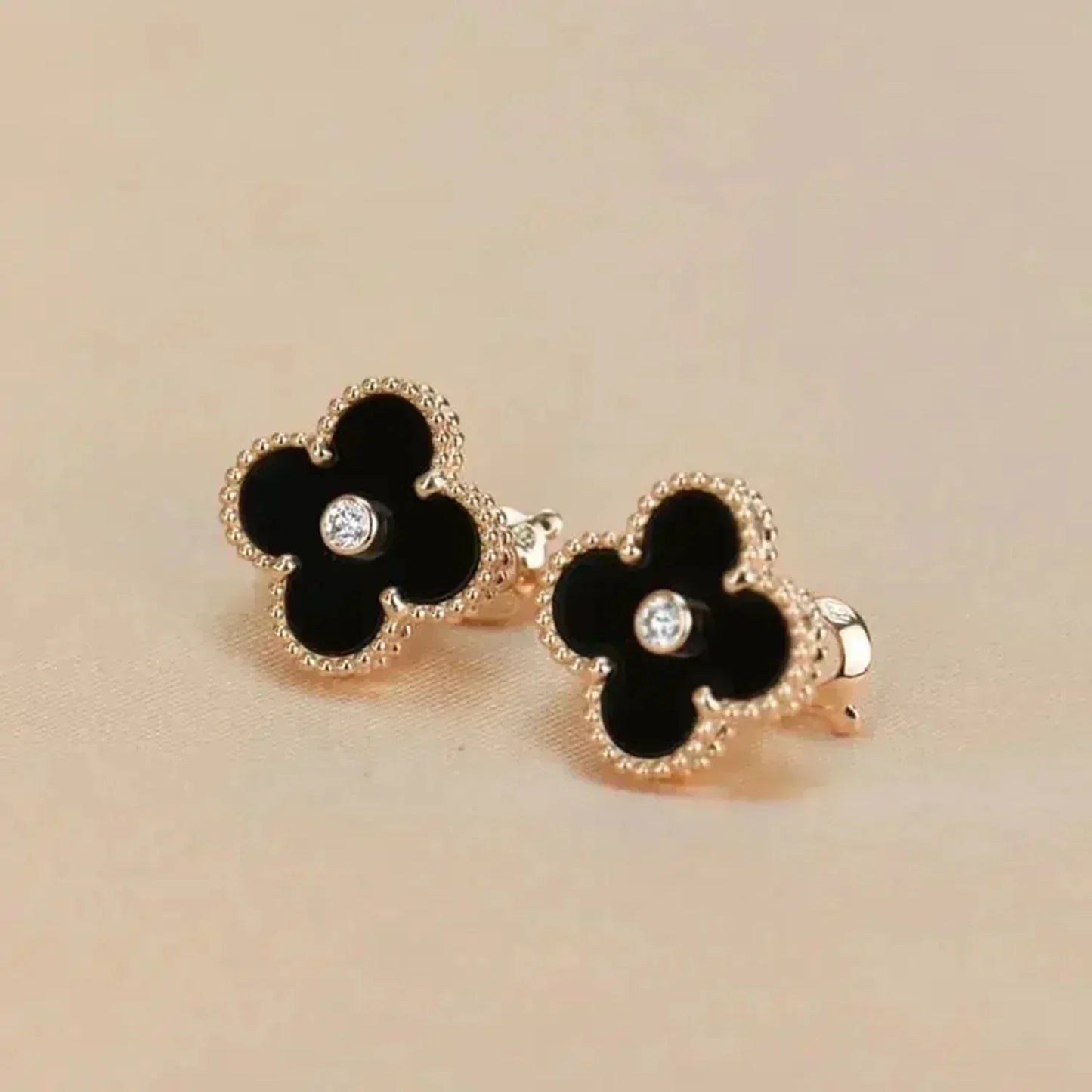 [Love's Uplift]CLOVER MEDIUM 1 MOTIFS ONYX DIAMOND EARRINGS