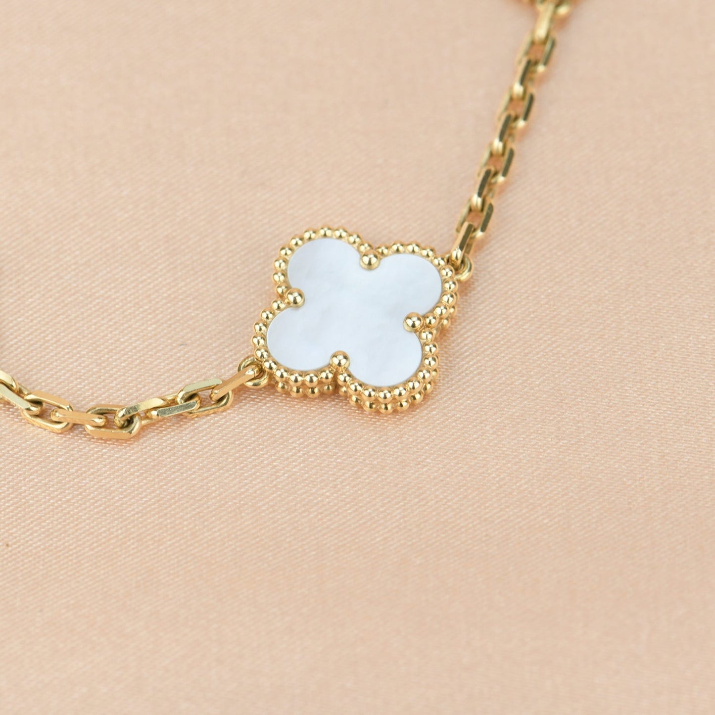 [Love's Uplift]CLOVER  5 MOTIF WHITE MOP BRACELET