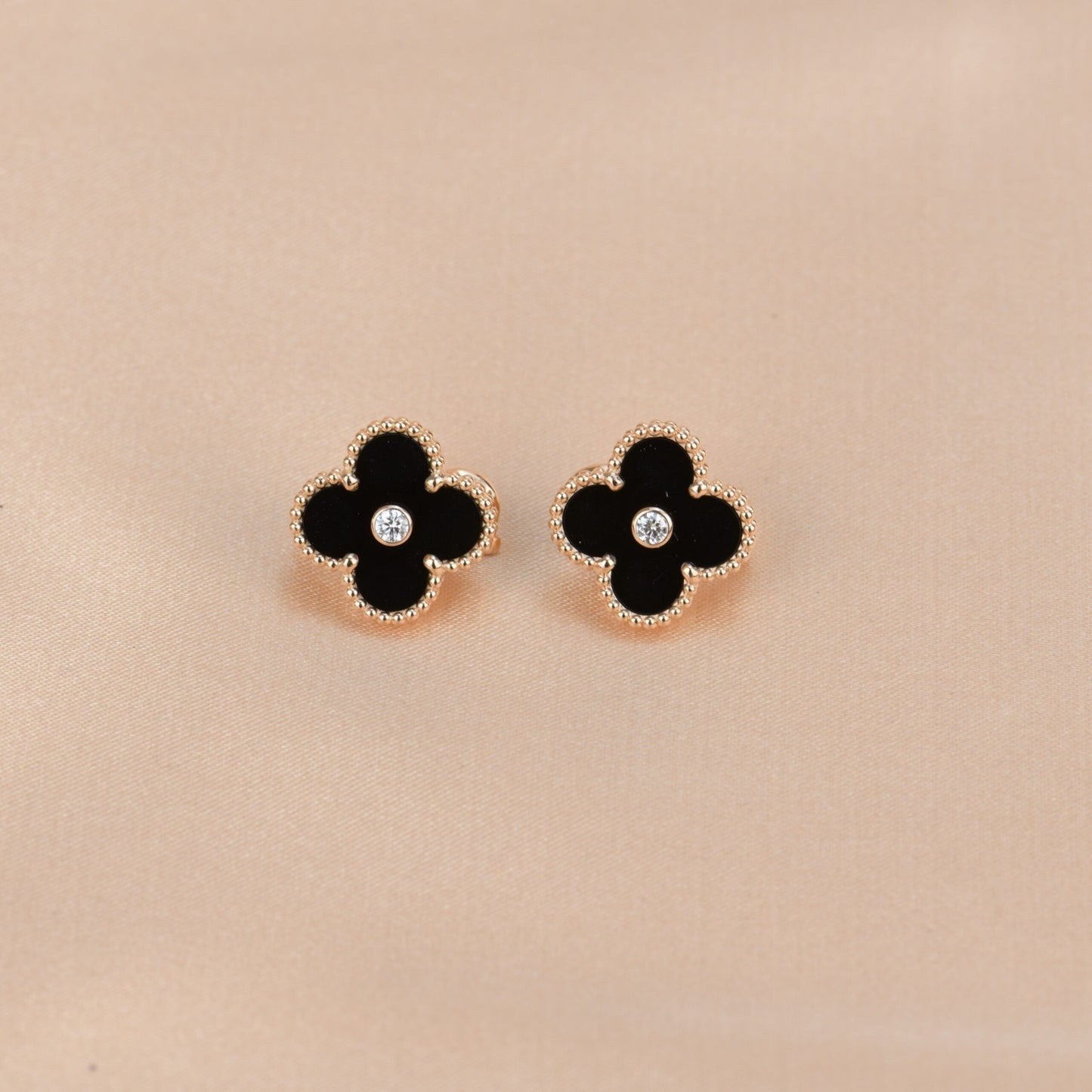 [Love's Uplift]CLOVER MEDIUM 1 MOTIFS ONYX DIAMOND EARRINGS