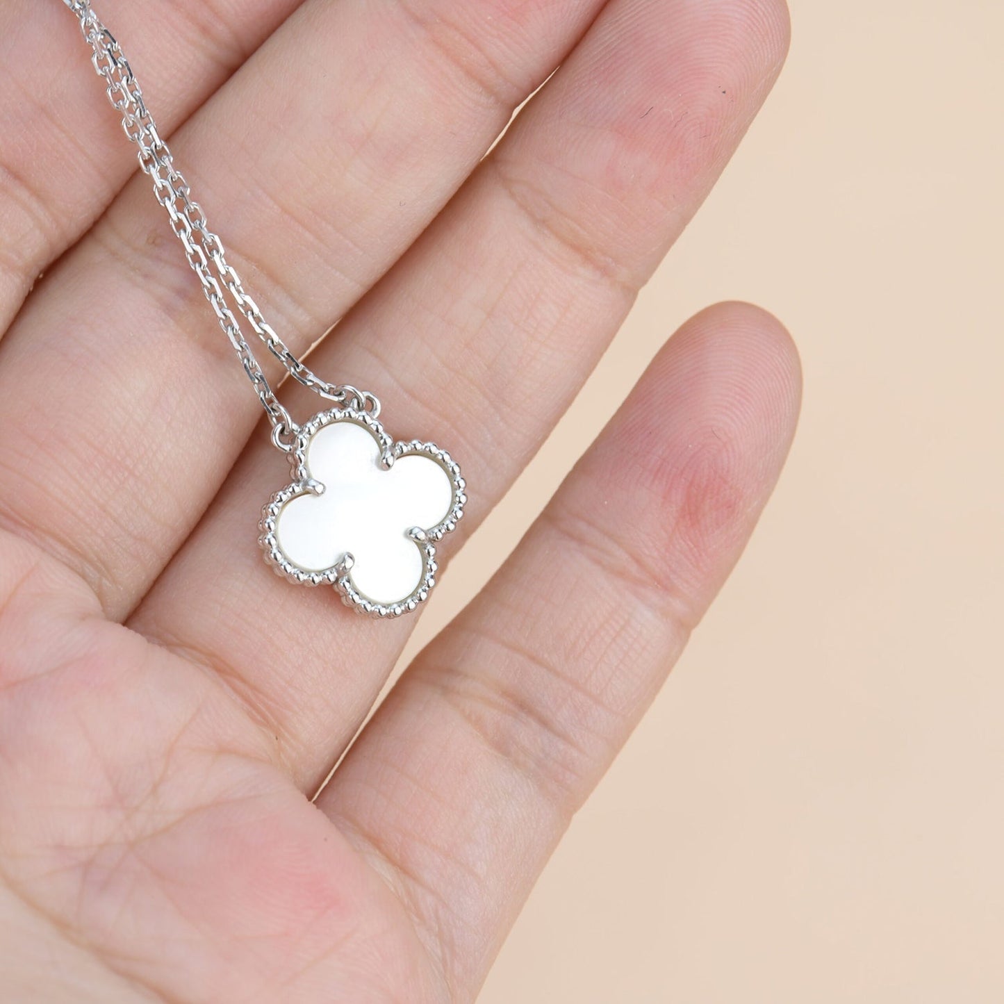 [Love's Uplift]CLOVER  15MM WHITE MOTHER-OF-PEARL SILVER