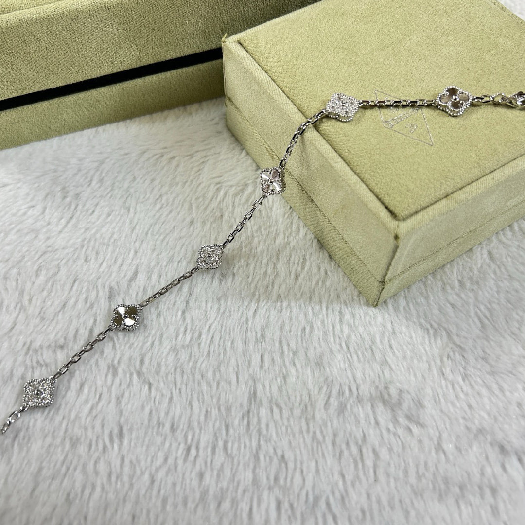 [Love's Uplift]CLOVER 6 MOTIF DIAMOND LASER BRACELET