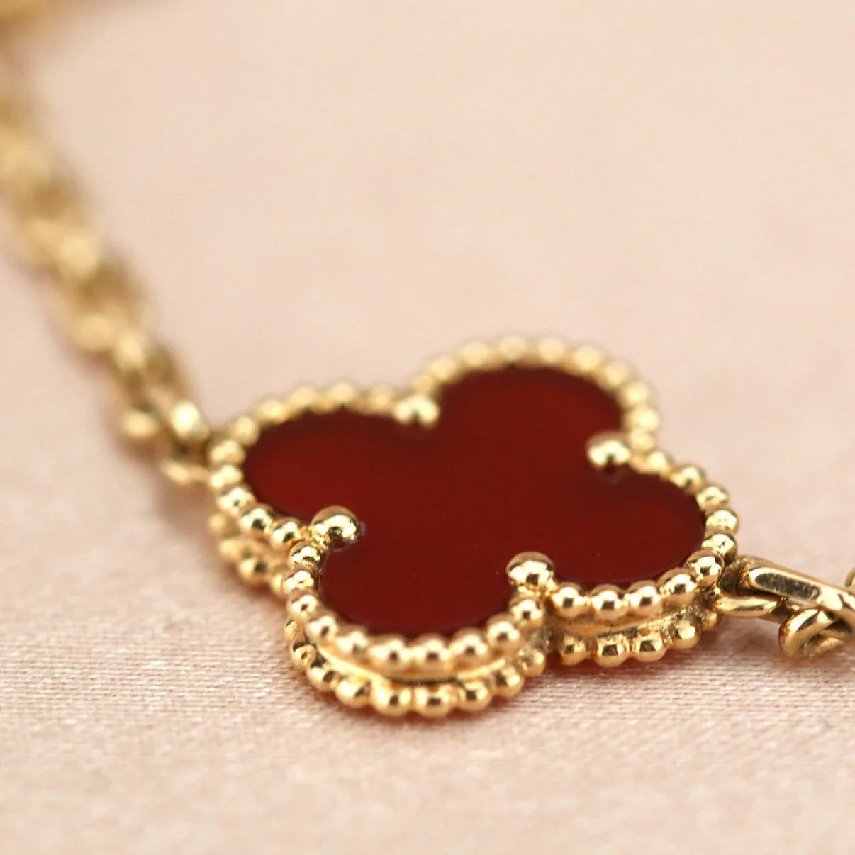[Love's Uplift] CLOVER 5 MOTIF RED CORNELIAN BRACELET COLLECTION